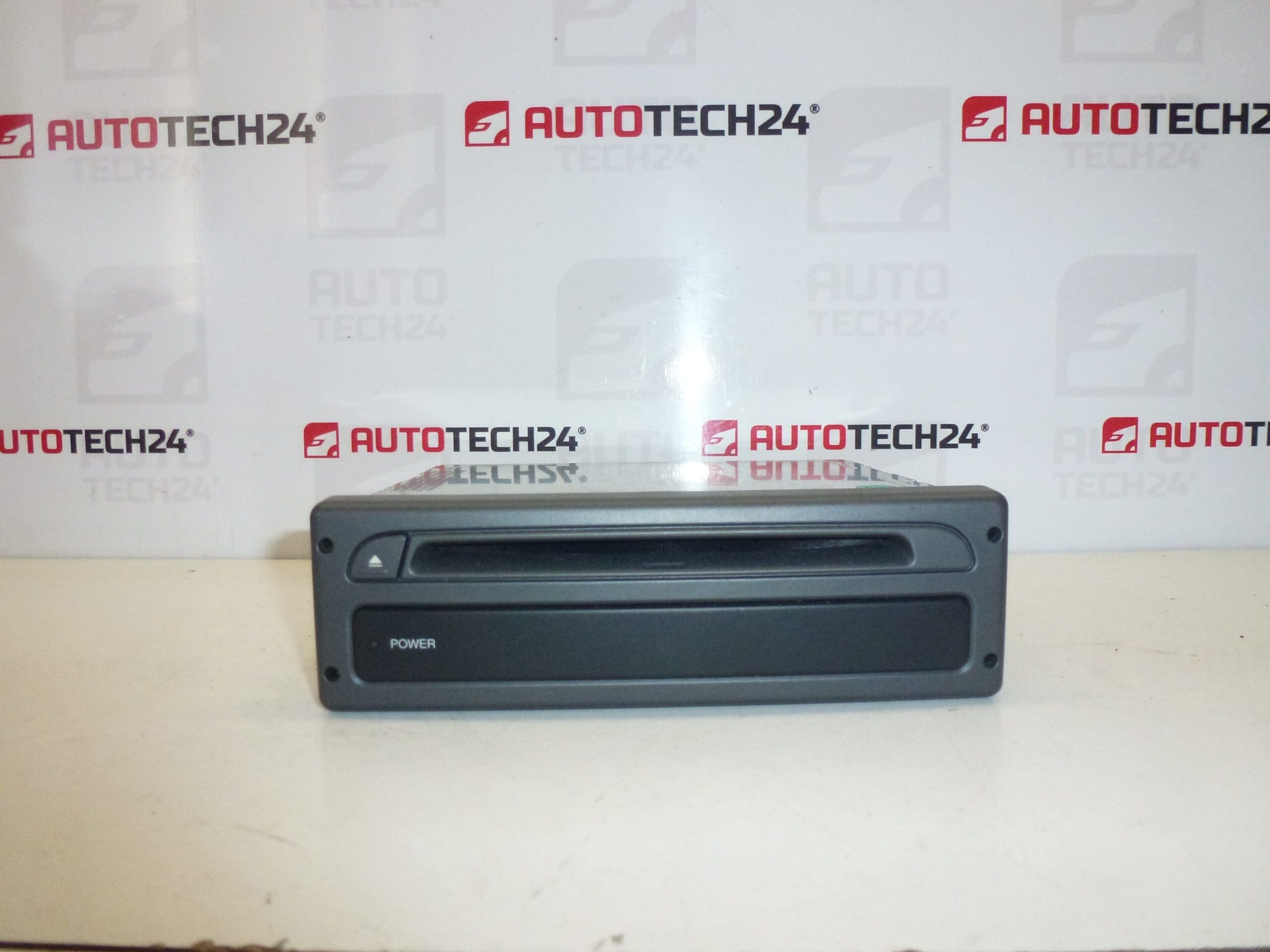 Citroën Peugeot navigointilukija 9644987380