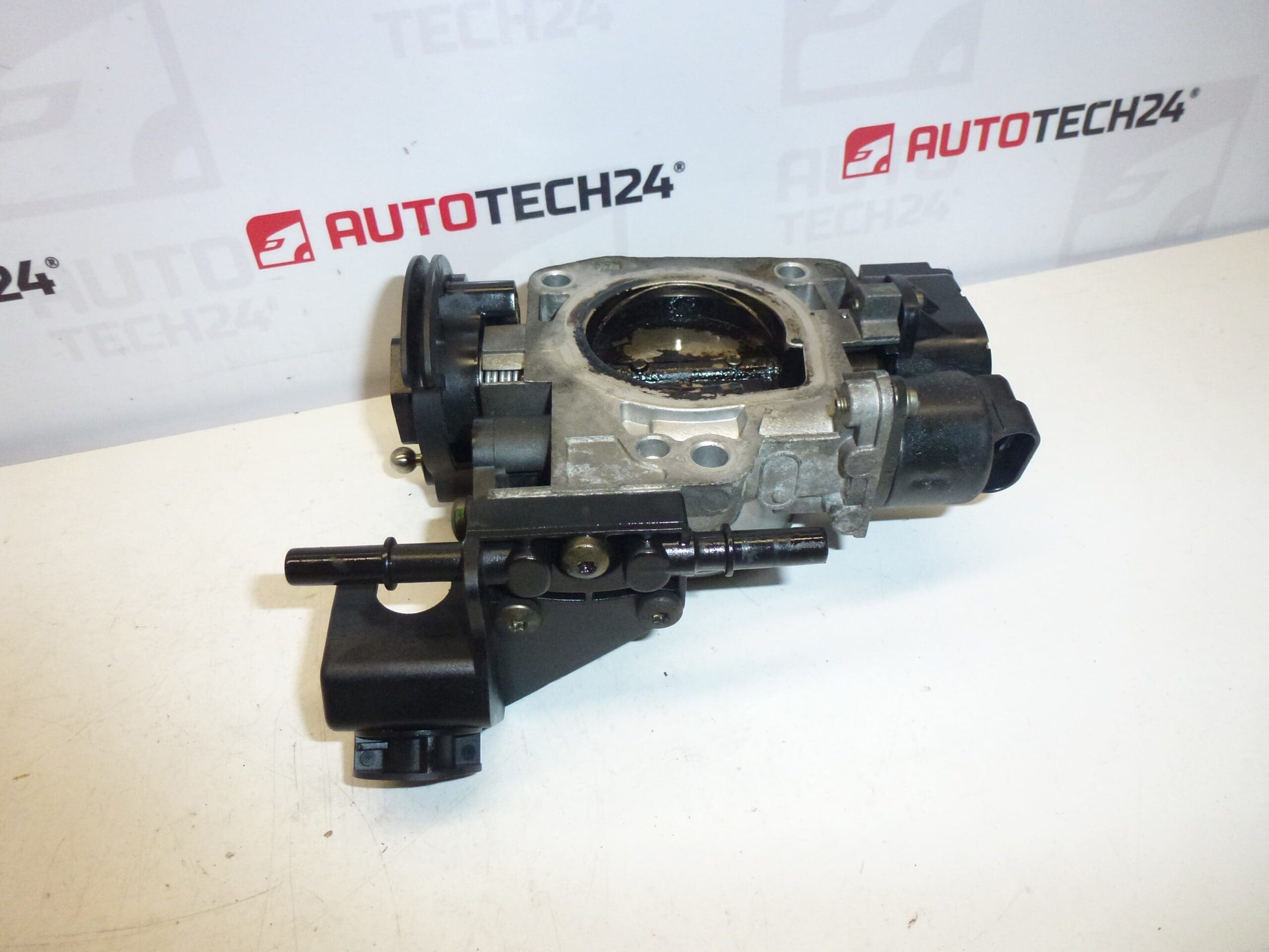 Kaasuläppä Citroën Peugeot 1.8 ja 2.0 1635R4 1635V1 - Image 2