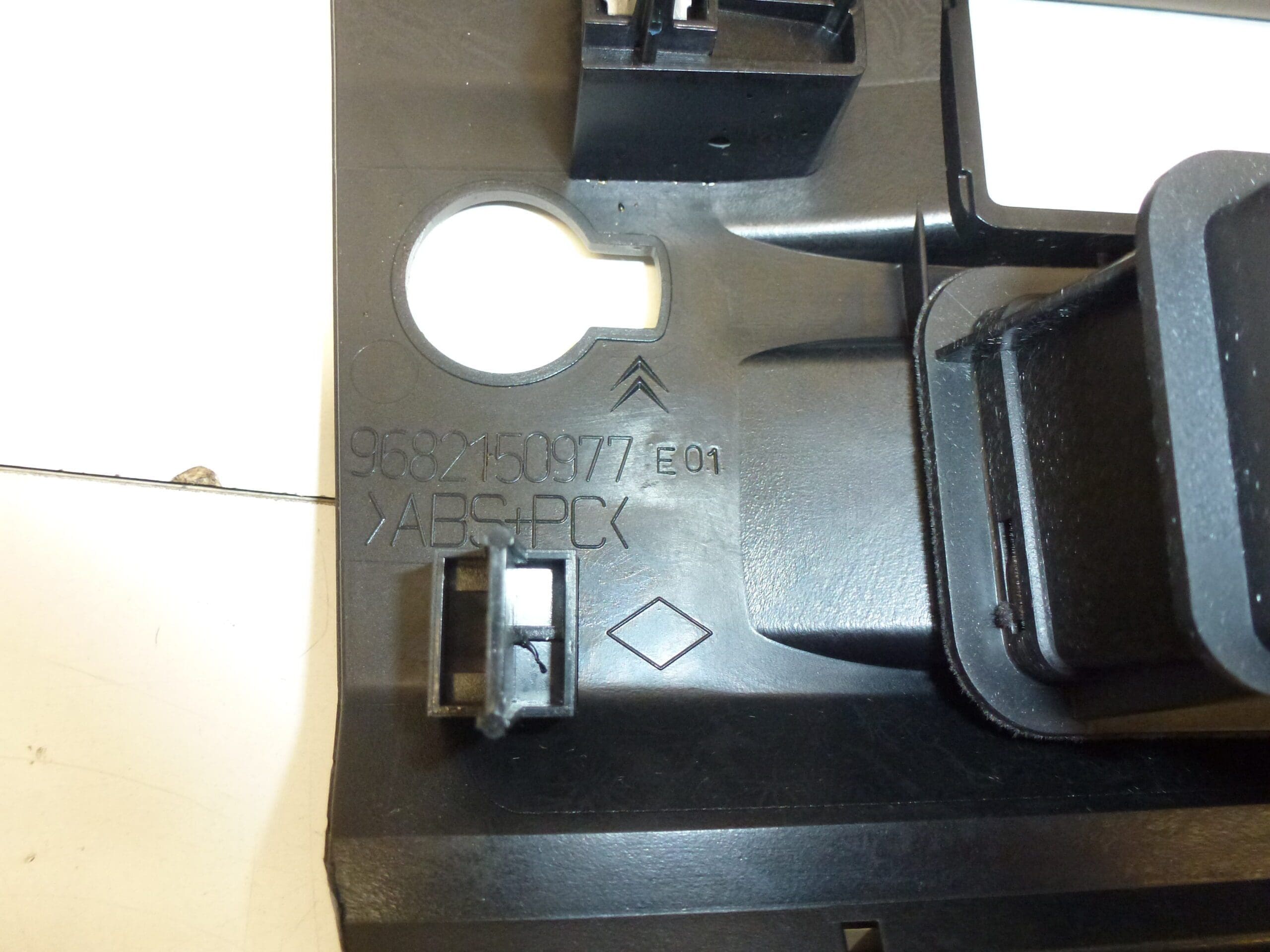 Citroën C4 Keskikehys 9682150977 8212YA - Image 2