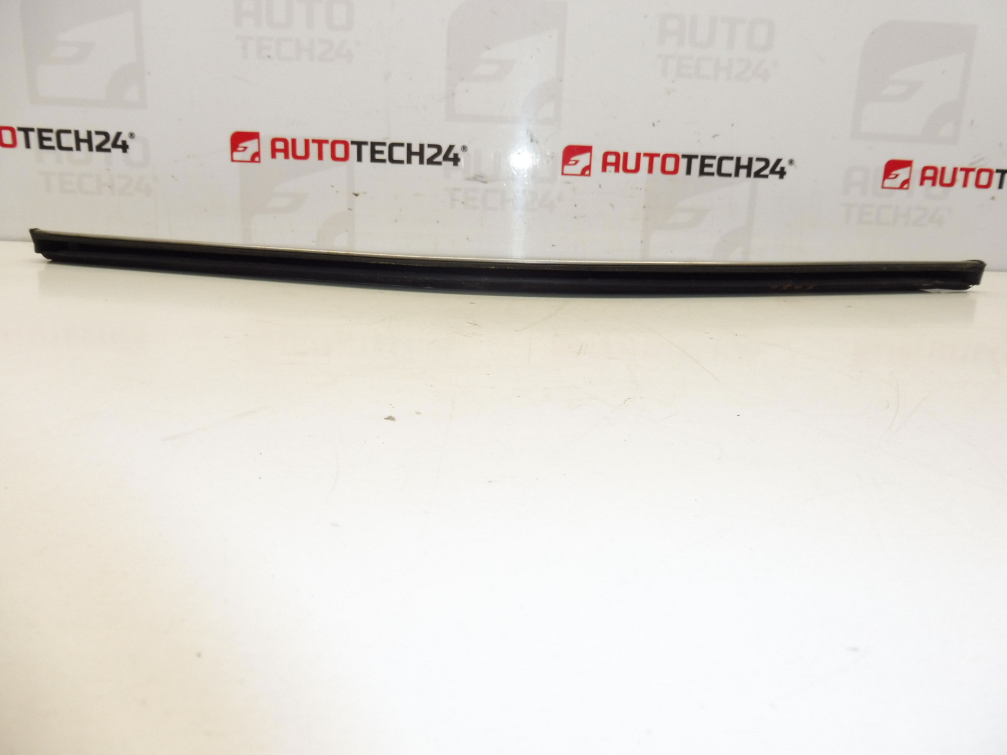 Kromilista oikeaan etulokasuojaan Citroen C4 Picasso 7841W2