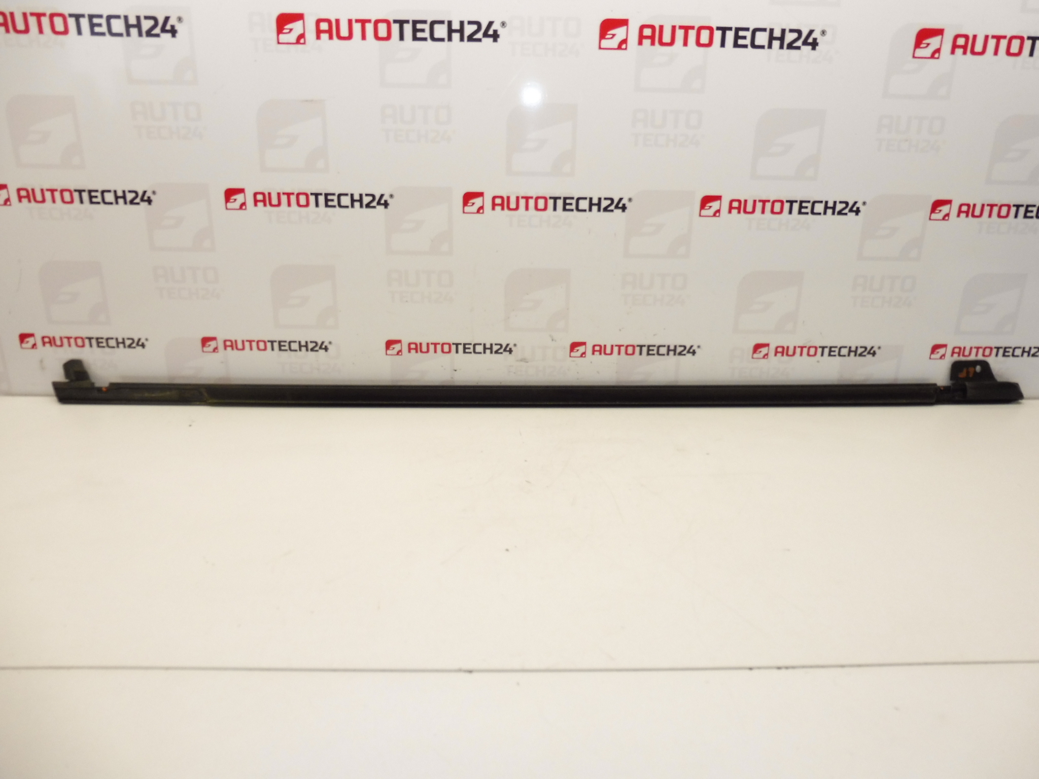 Kromilista vasemmalle etuovelle Citroen C4 Picasso 9334P7