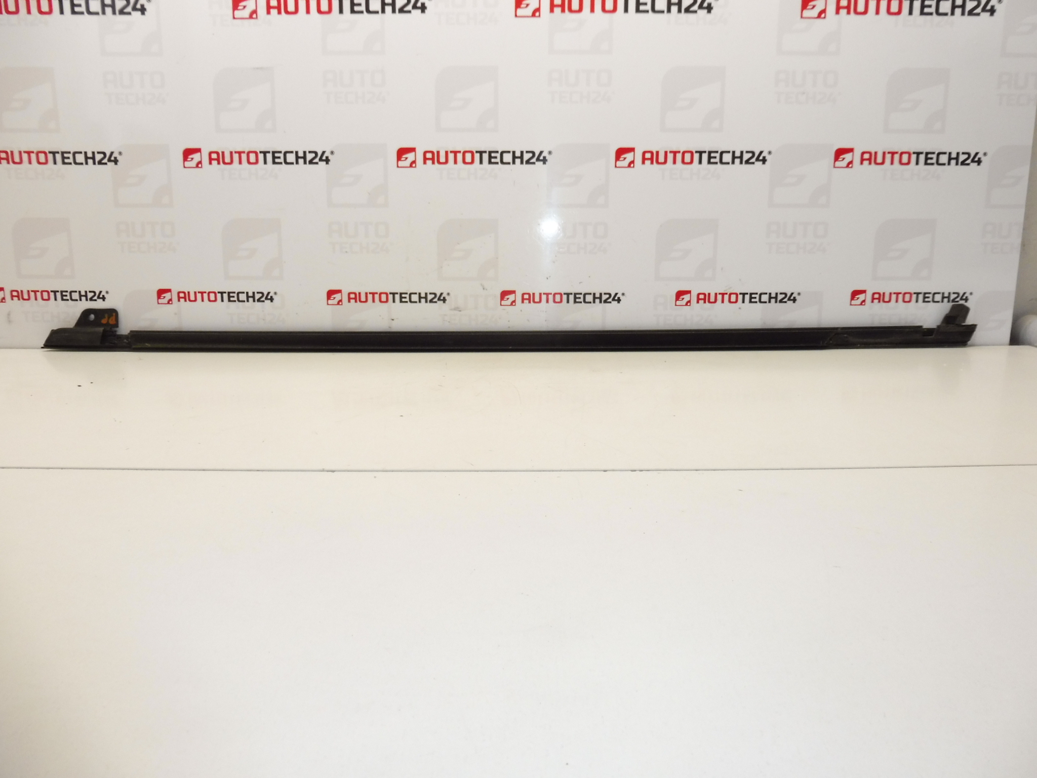 Kromilista oikeaan etuoveen Citroen C4 Picasso 9334P8