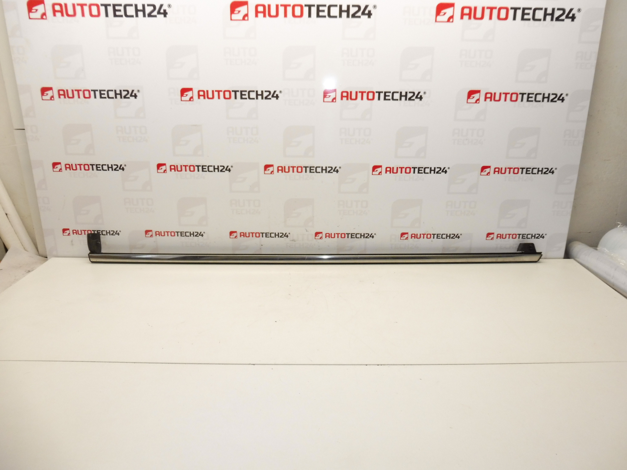 Kromilista vasemmalle takaovelle Citroen C4 Picasso 9334N9