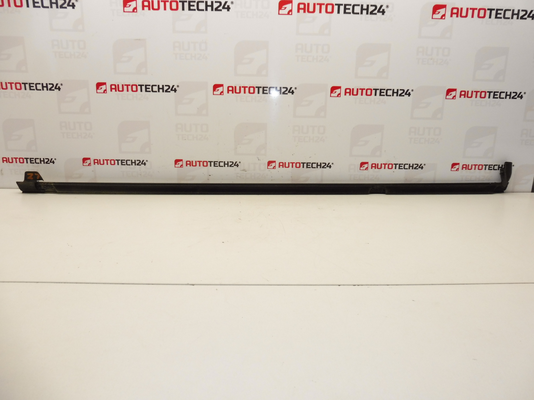 Kromilista vasemmalle takaovelle Citroen C4 Picasso 9334N9