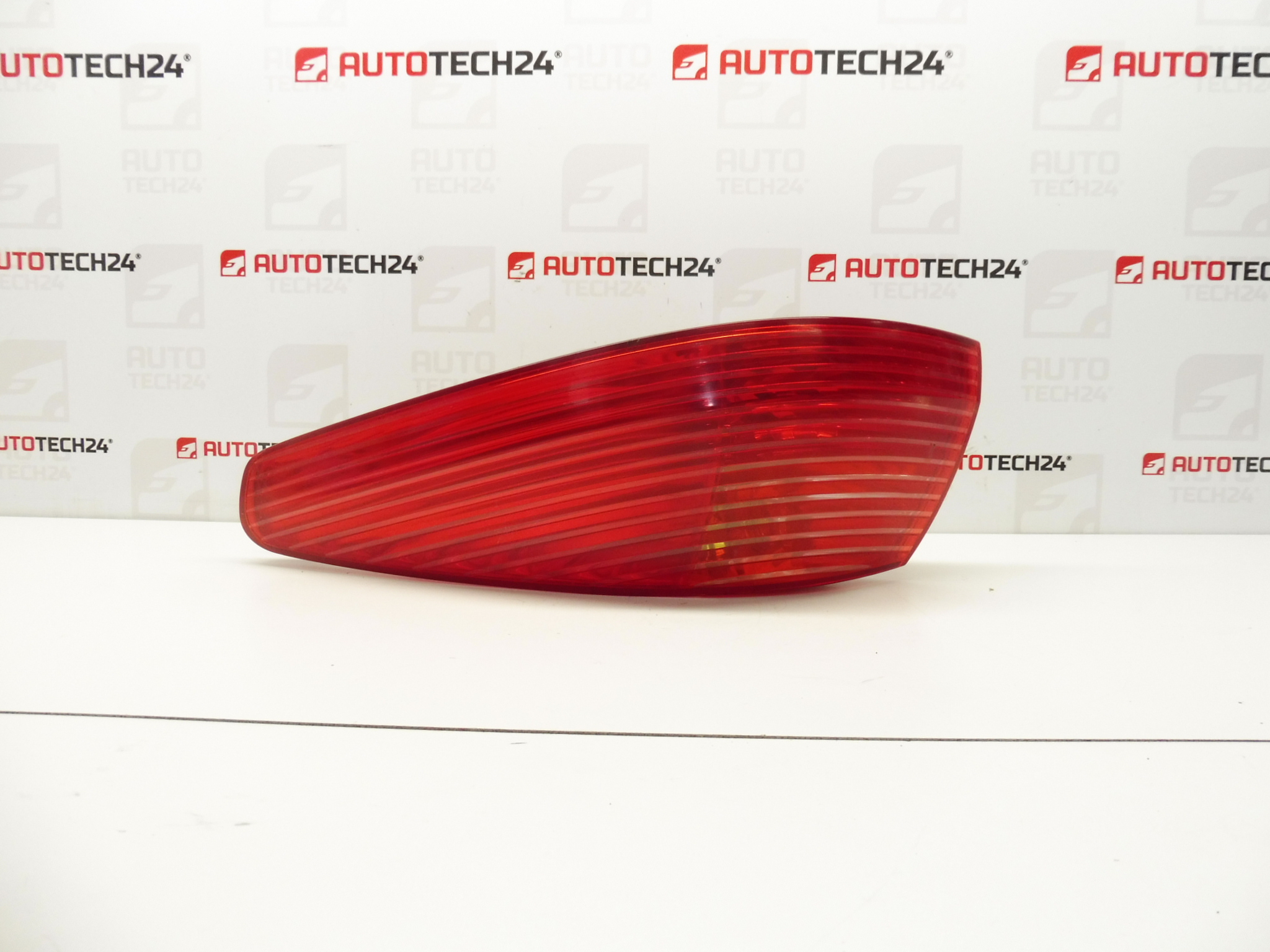 Oikea takavalo Peugeot 607 lokasuojalle 6351N1