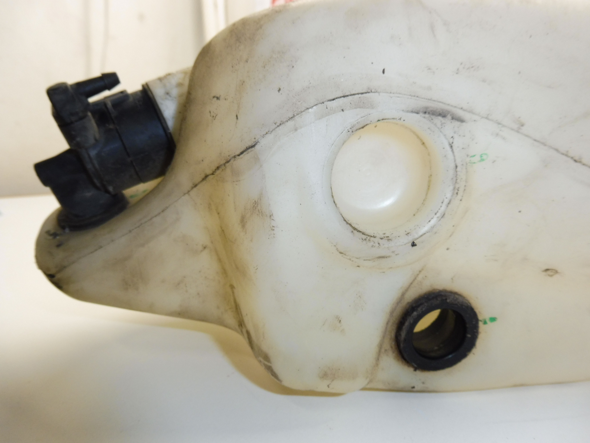 Pesusäiliö Citroen Peugeot 607 9638831080 9638831180 643198