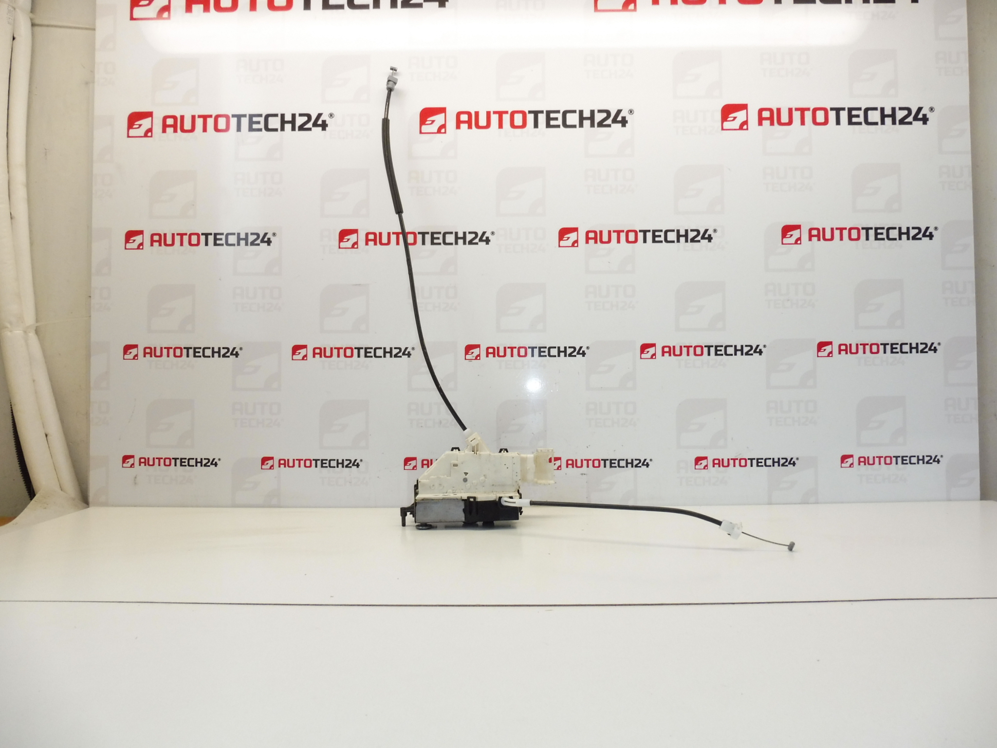 Peugeot 407 oikeanpuoleinen oven lukko 9683417780 9136FE