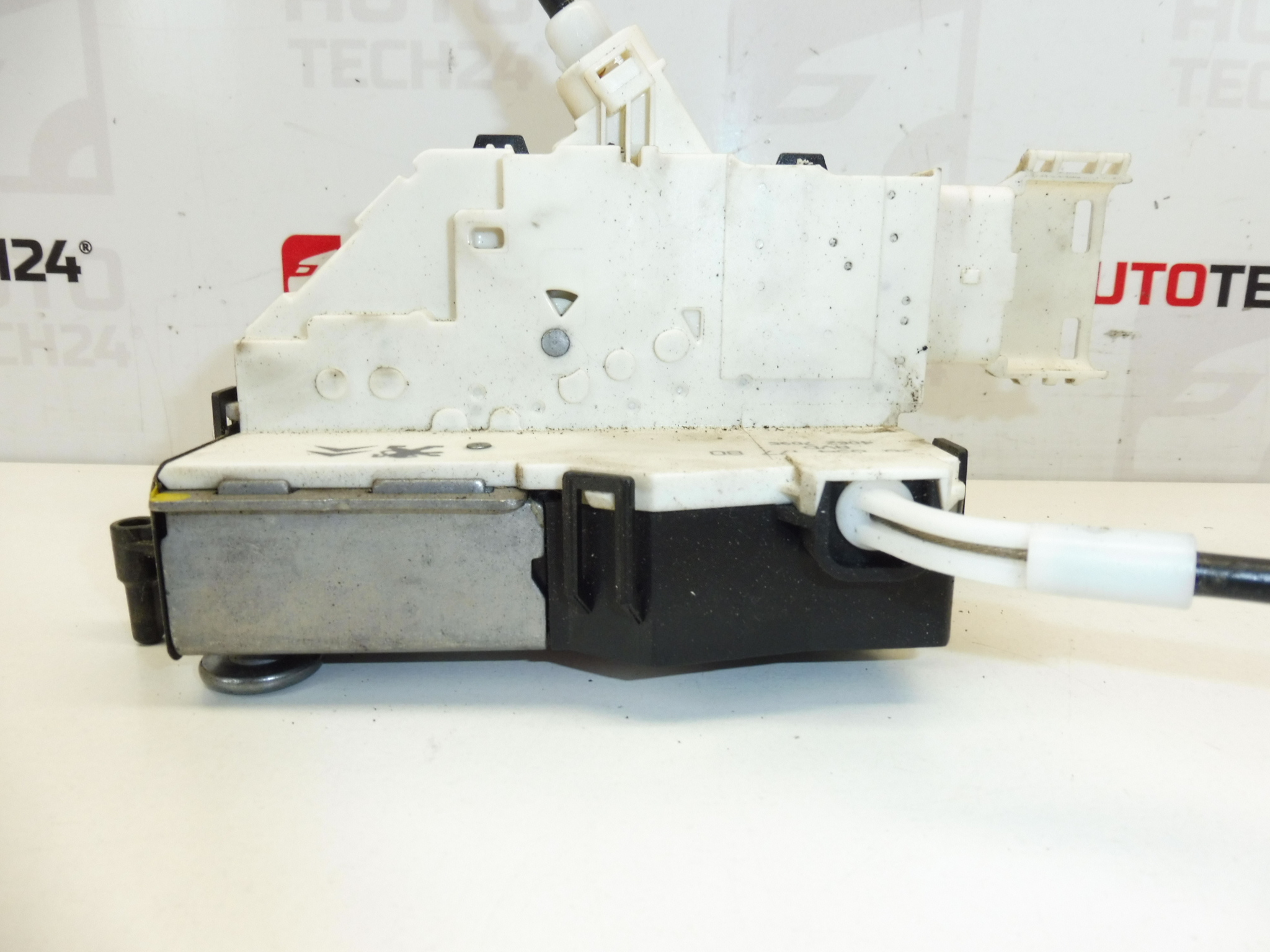 Peugeot 407 oikeanpuoleinen oven lukko 9683417780 9136FE