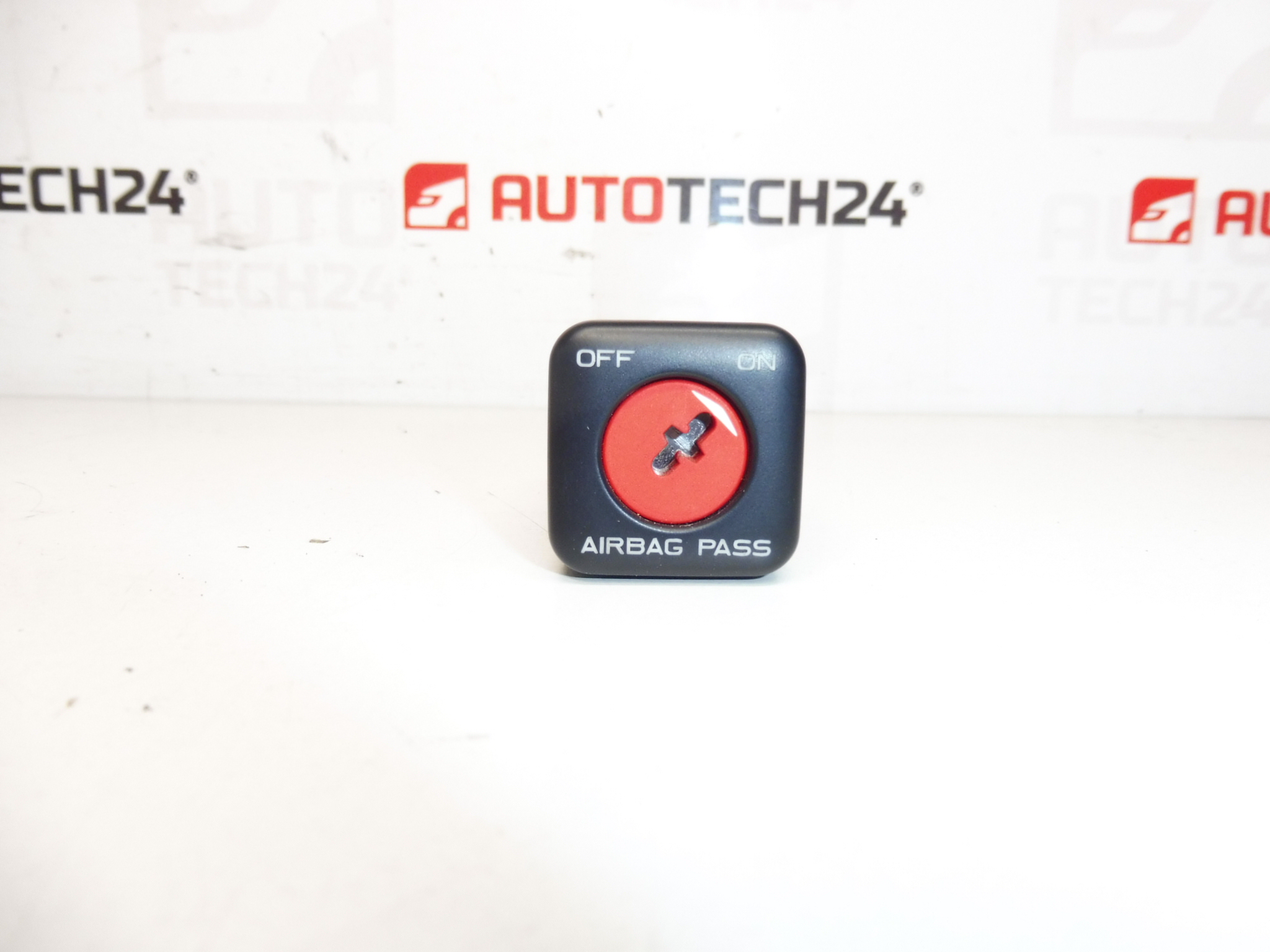 Matkustajan turvatyynyn kytkin Citroën Peugeot 96373645ZL 8216F2