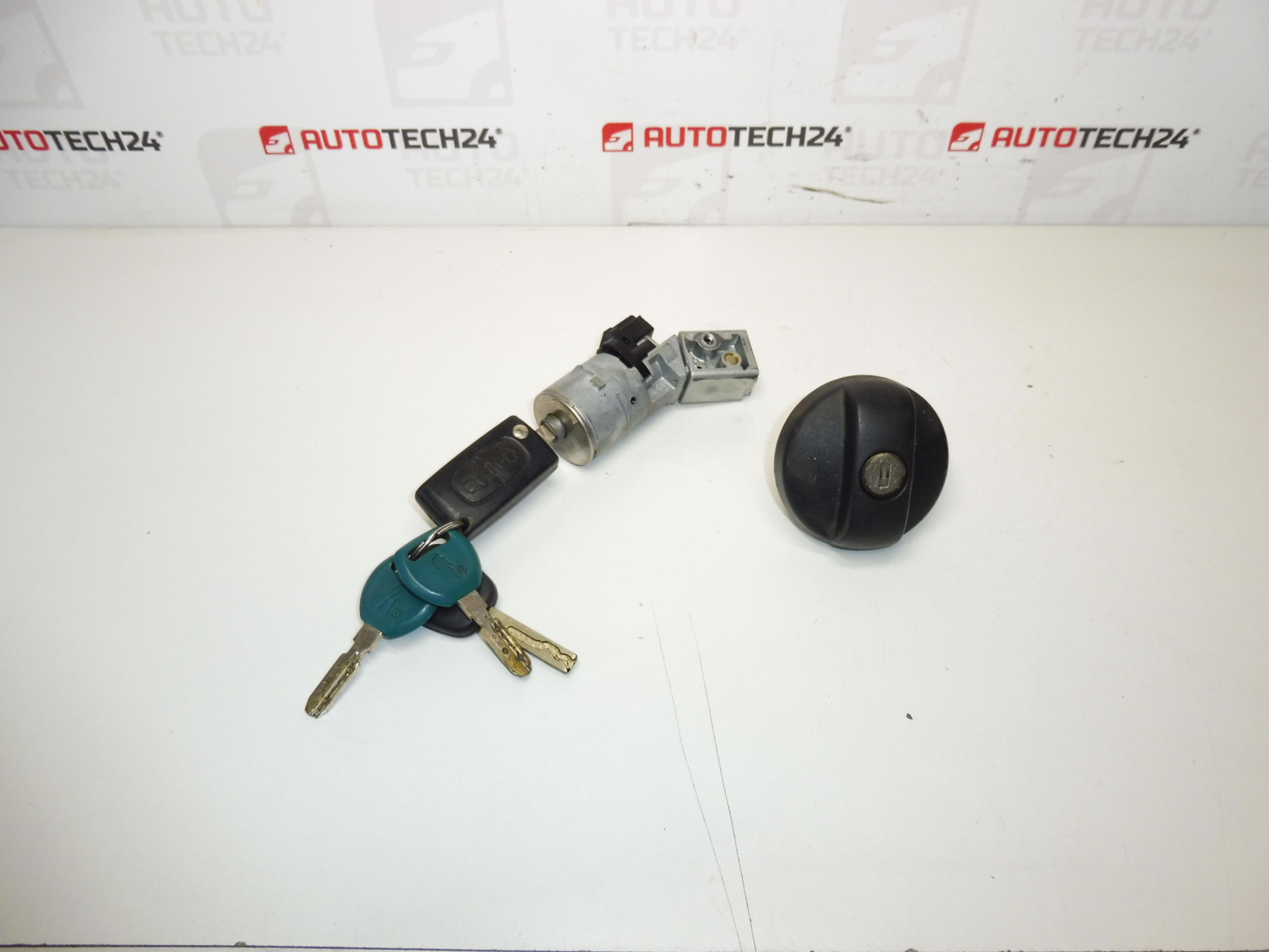 Kytkinlaatikko, tankin korkki ja 2 avainta Citroën Peugeot 4162KF 4162XT