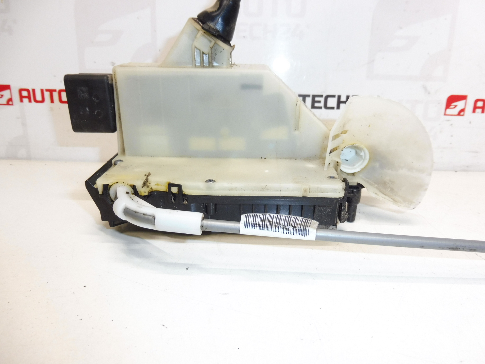 Vasen etuoven lukko Citroën C4 DS4 5-ovinen 9685351380 9135HQ