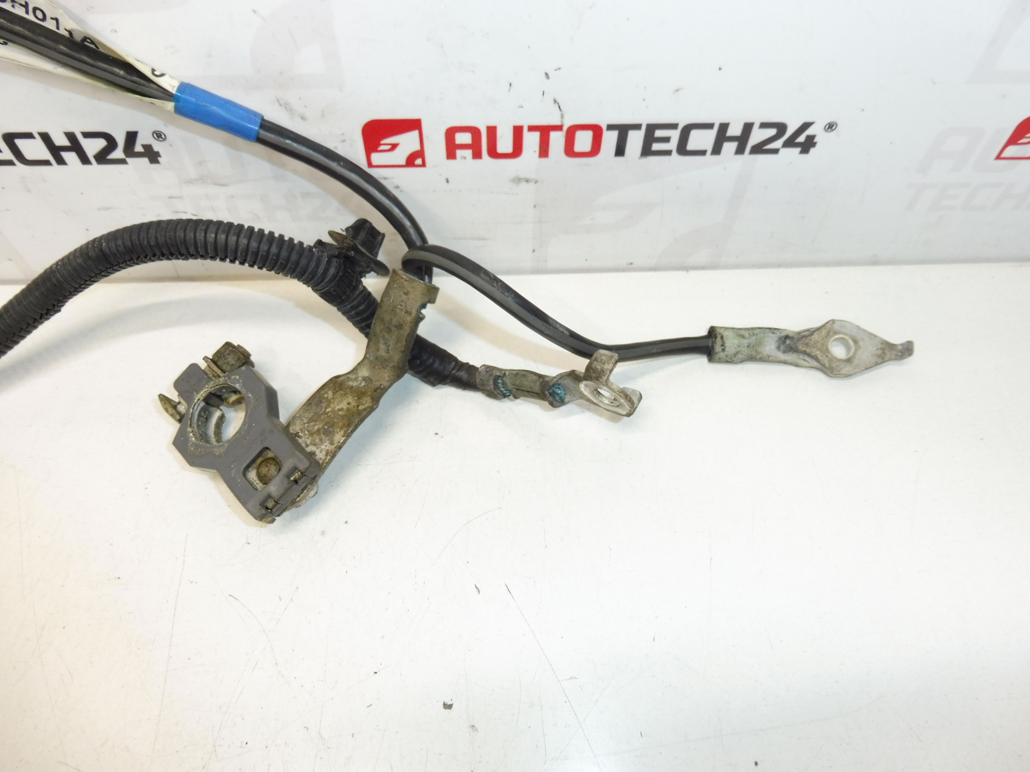 Negatiivisen napa -akun takaosa Citroën C1 Peugeot 107 5642HC