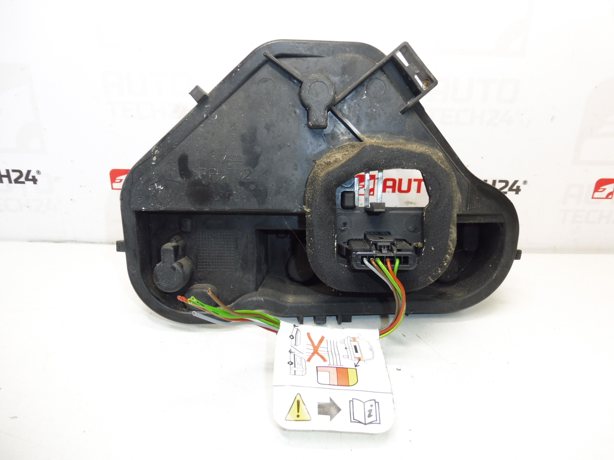 Juhlat, joissa on saranoidut oikeanpuoleiset lamput, Citroën C3 III 9812257480