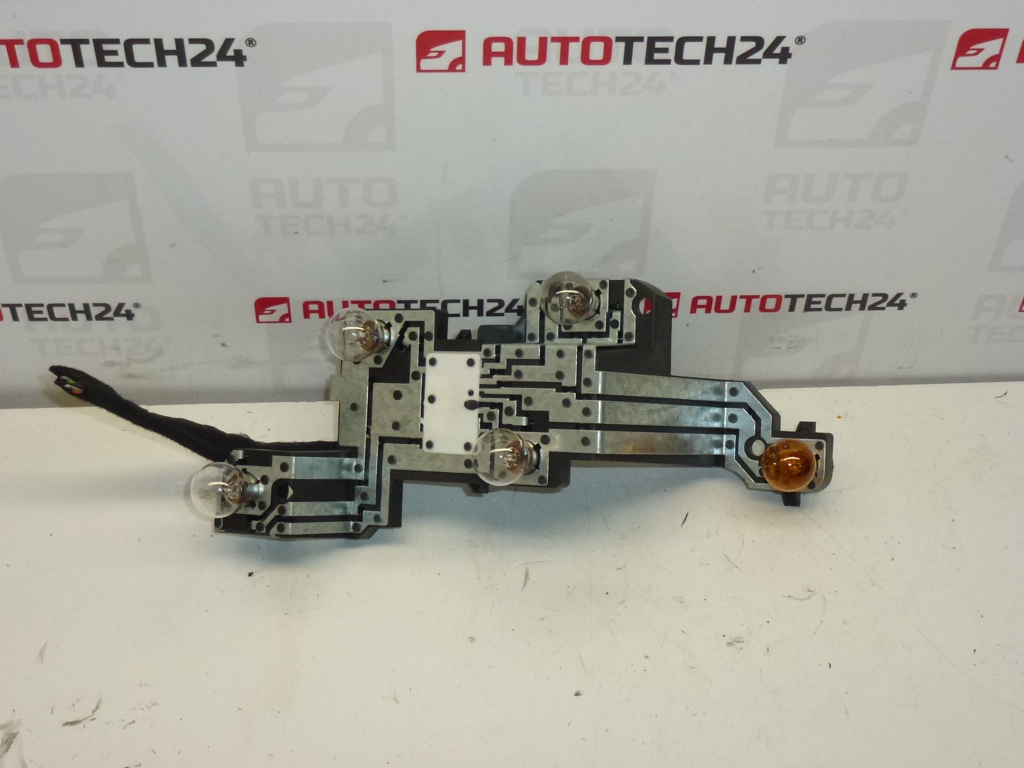 Pistorasia oikean takavalon johdolla Peugeot 407 sedan 6351GE