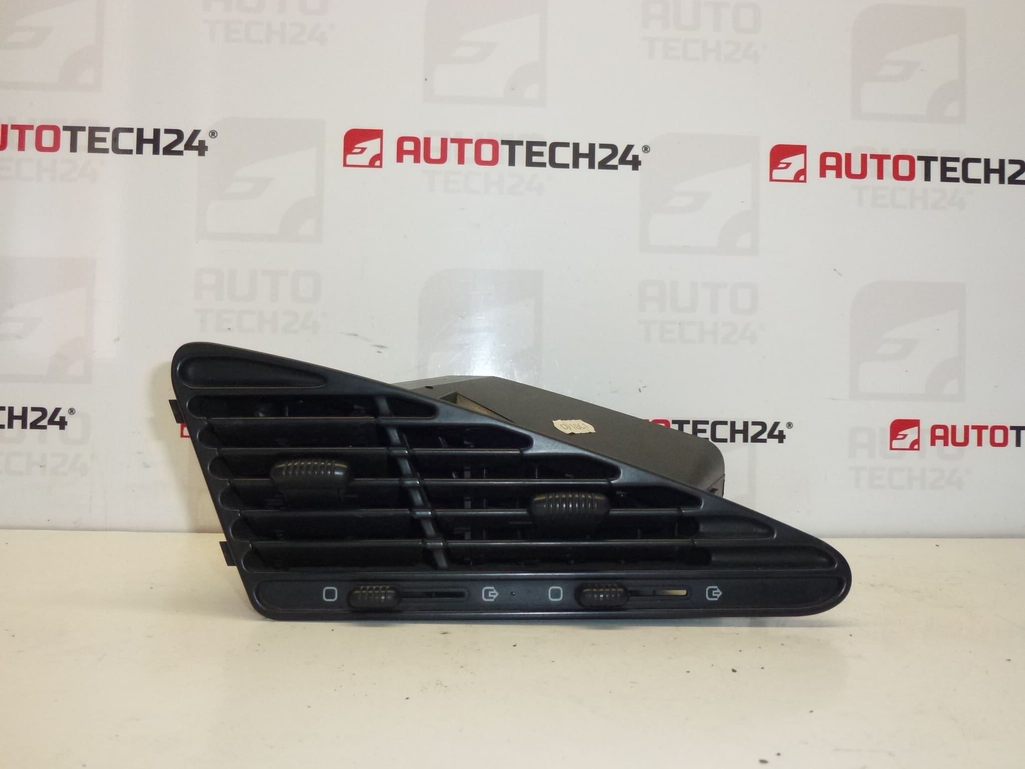 Keskimmäinen tuuletusaukko Citroën Berlingo I ja Peugeot Partner I 8265A9