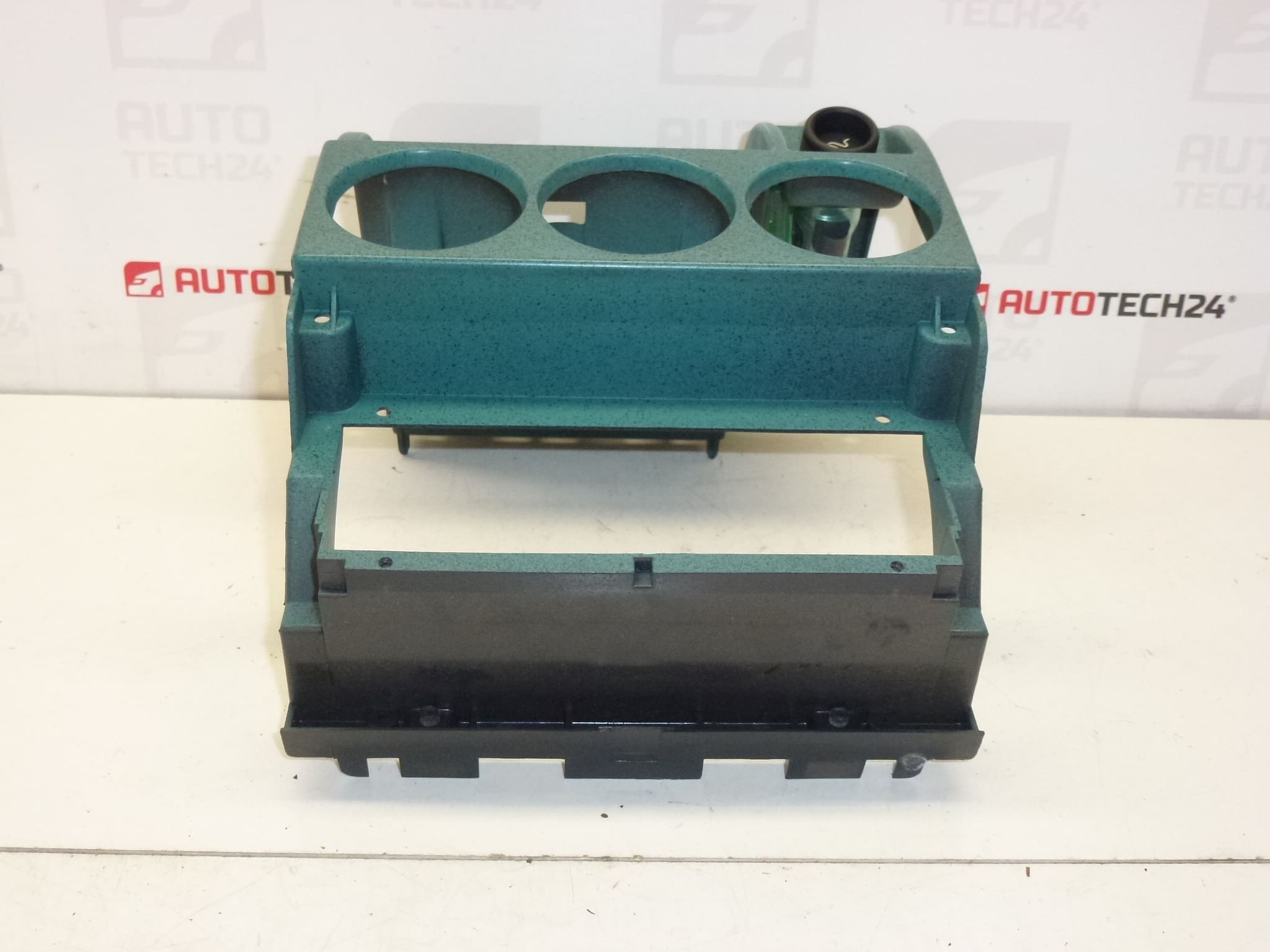 Kojelautapaneeli Citroën Berlingo I ja Peugeot Partner I 9602991677 8203LA