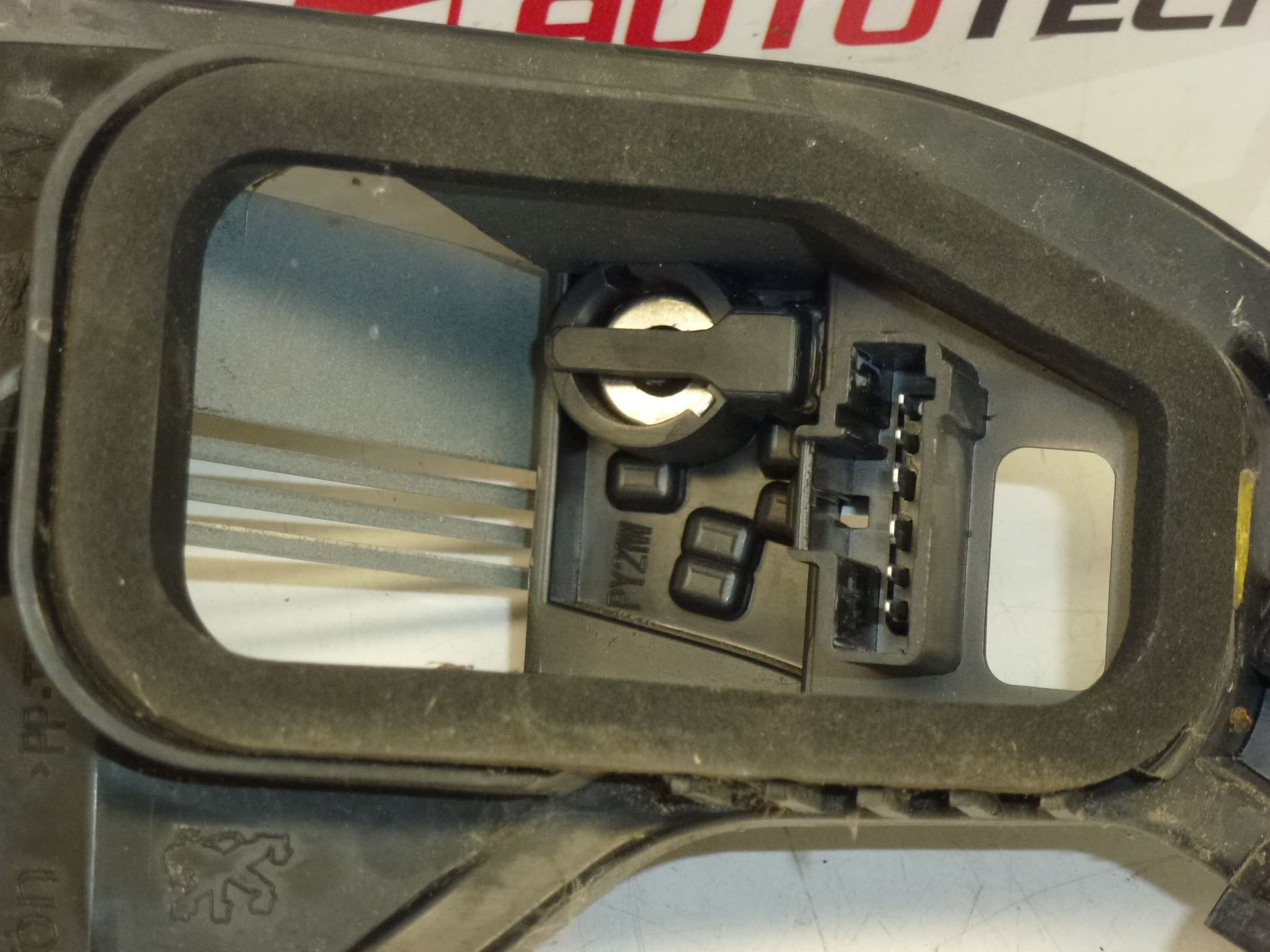 Peugeot 207 takavalon vasen polttimokanta 6350Y7