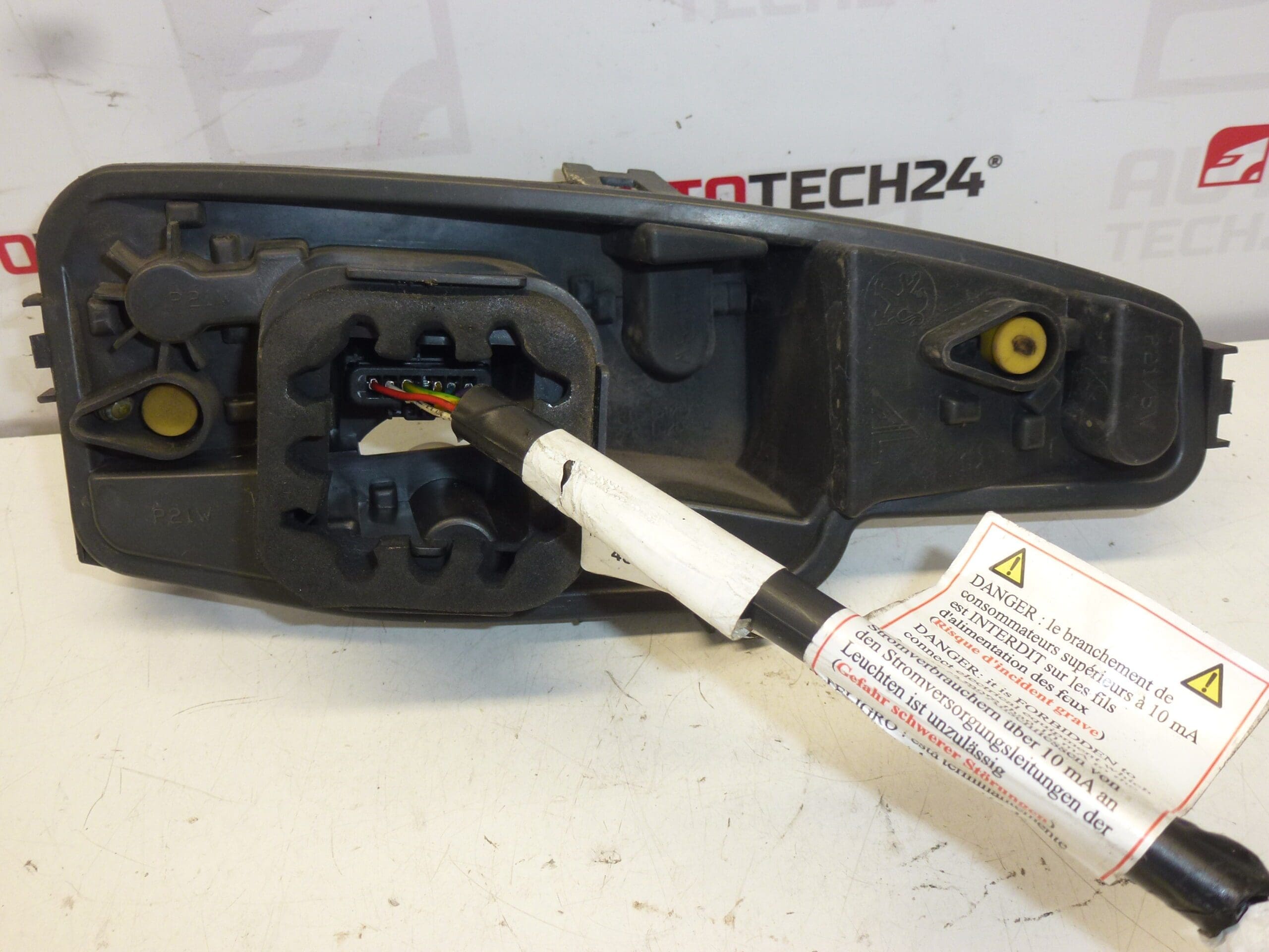 Vasen takavalon kanta johtokappaleella Peugeot 308 SW 6350KW