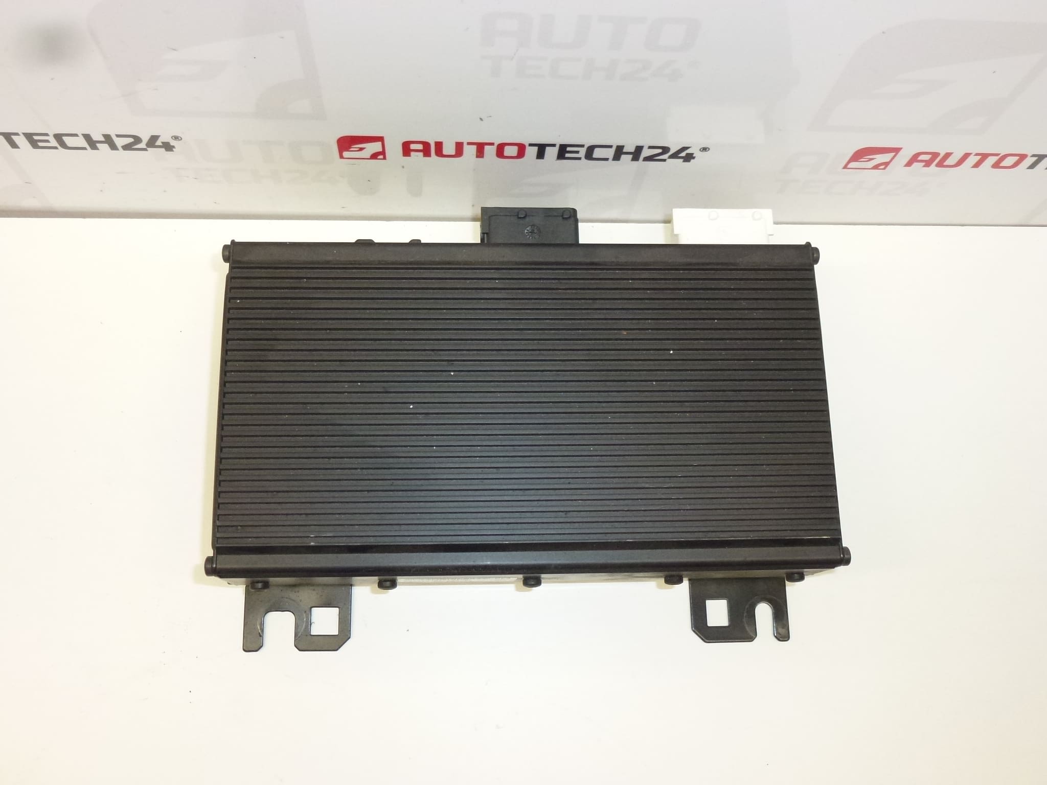 Vahvistin JBL Citroën Peugeot 9653383680 6560LZ