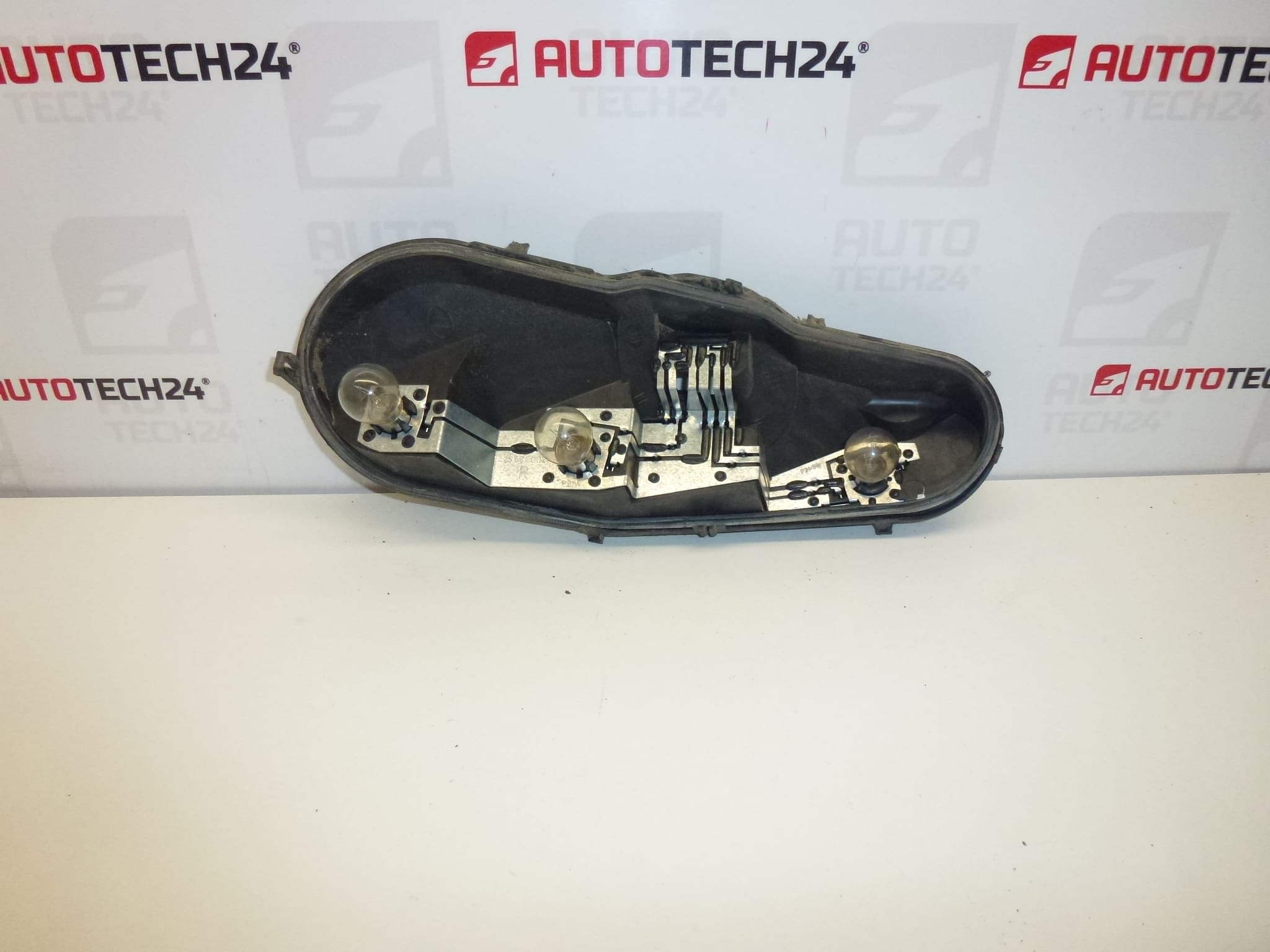 Oikea takavalaisimen pultin pohja Citroën C1 Peugeot 107 634681 -kaapeli kaapelilla