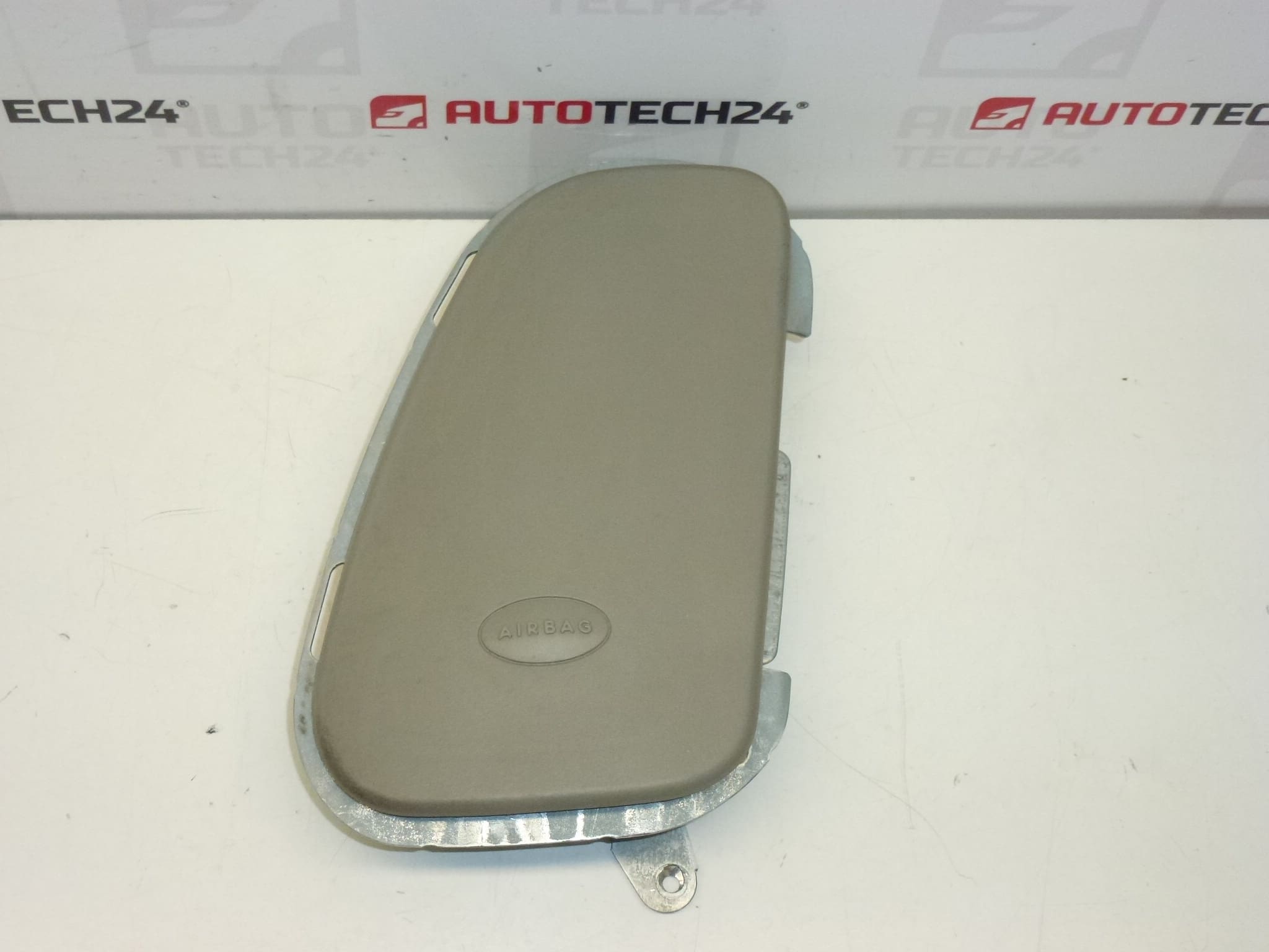 Istuimen turvatyyny vaaleanharmaa vasen Citroën C2 C3 96462517ZW 8216Q4