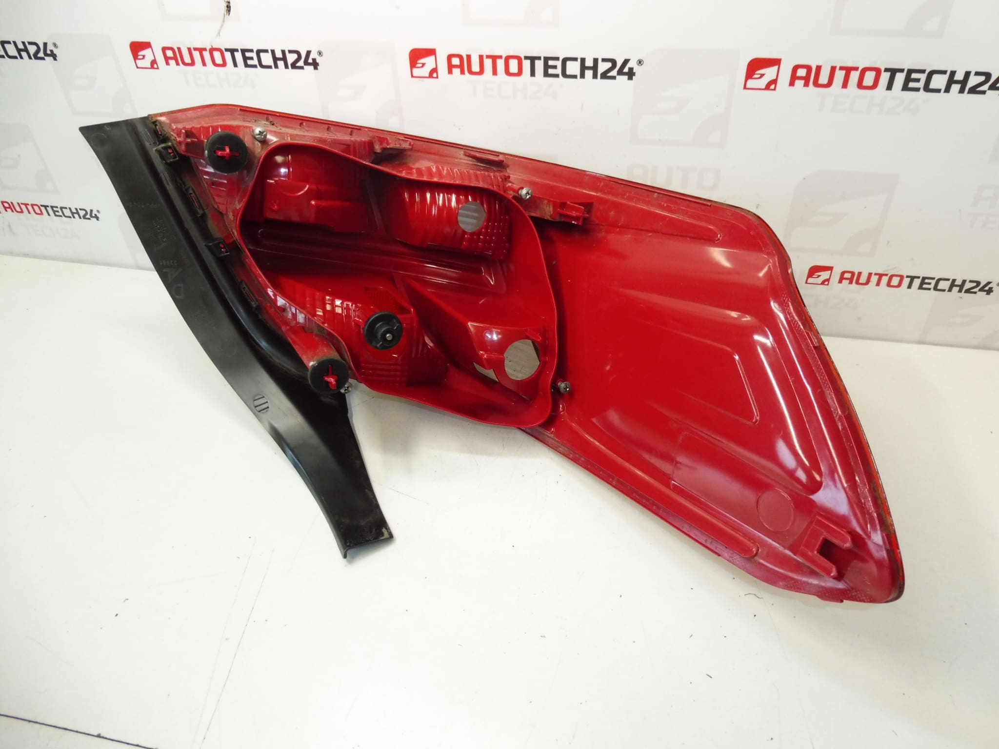 Takaluukun Oikea Valo Peugeot 301 9674807880 - Image 2