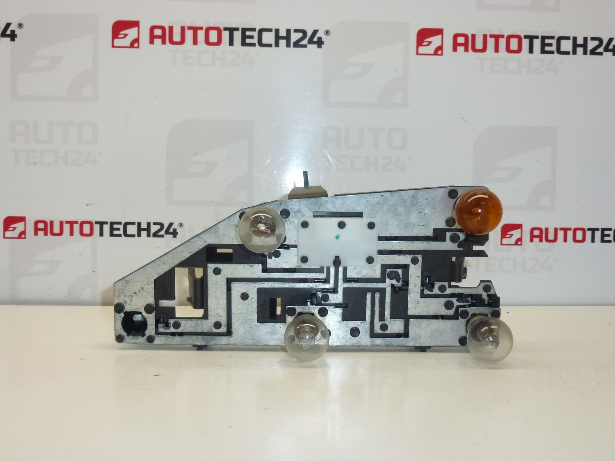 Oikea takavalon kanta Peugeot 406 4-ovinen 9630364777 6351L5