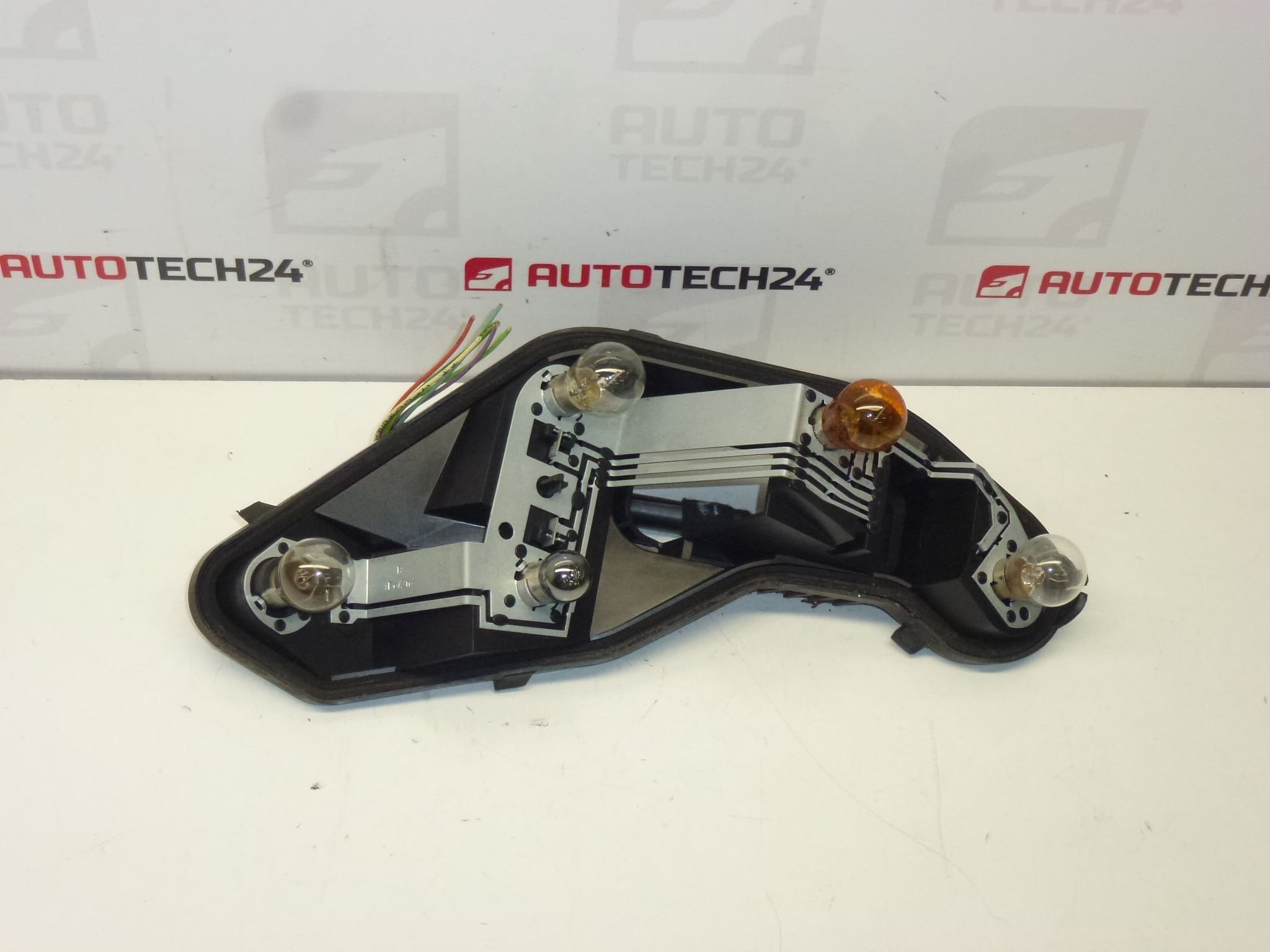 Oikean takavalon polttimokanta + johto Peugeot 207 6351Y7