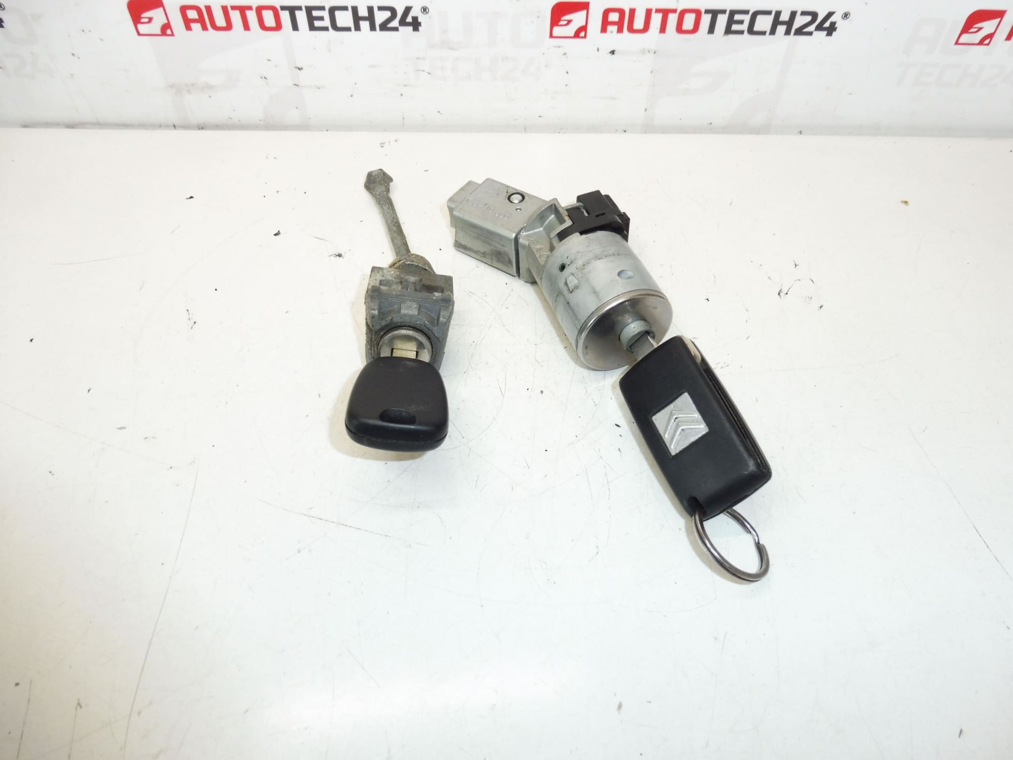 Sarja lukkoja ja 2 näppäintä Citroën Peugeot 4162KF 4162KC