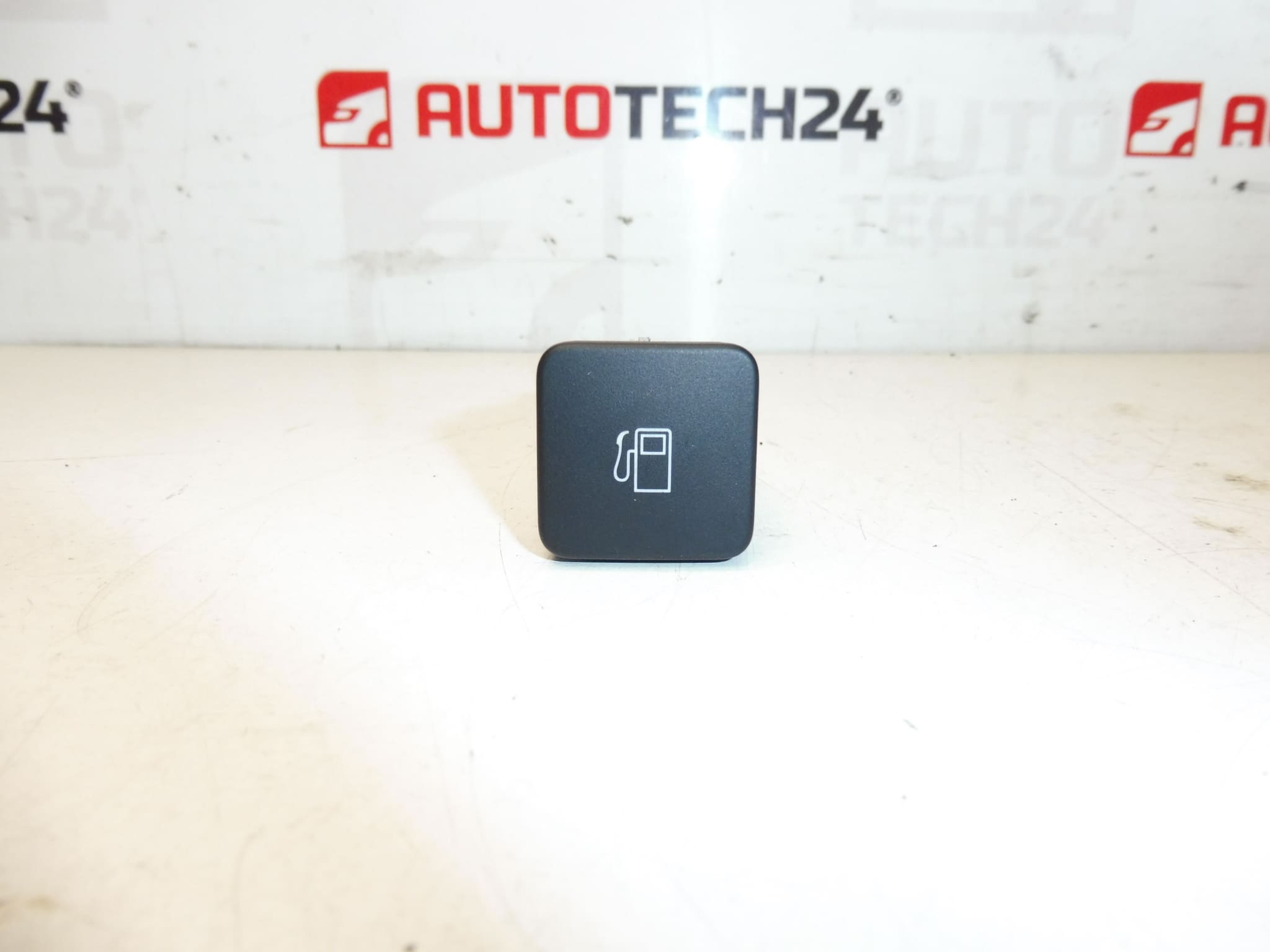 Citroën DS 9664235DU -polttoainesäiliön avaaminen