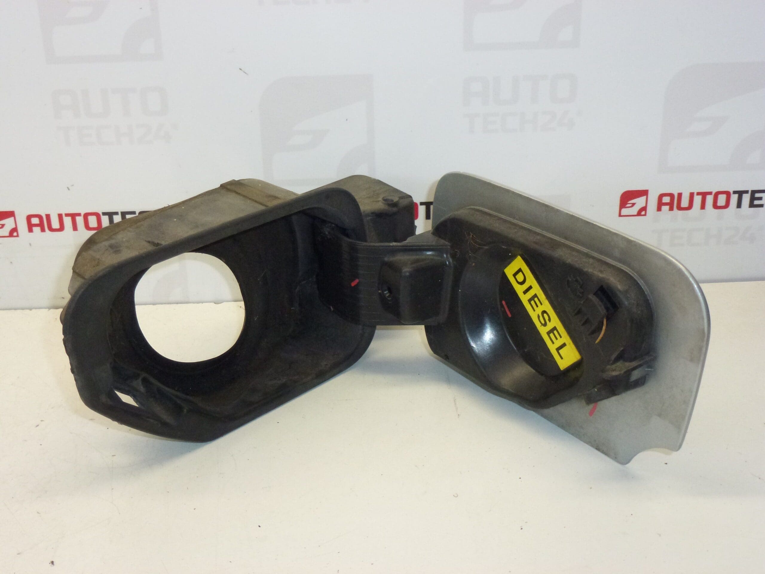 Polttoainesäiliön kansi Peugeot 407 1517A7 151877 EZRC - Image 2