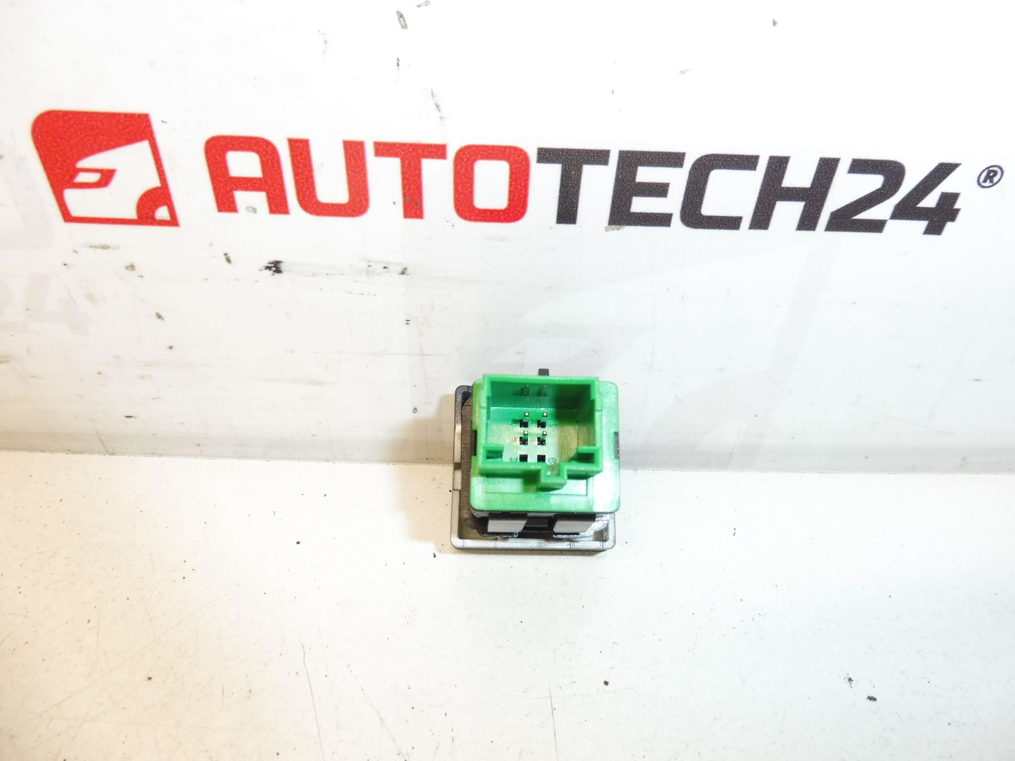 Keskuslukituksen kytkin Citroën Peugeot 96582880XT 6490E1 - Image 2