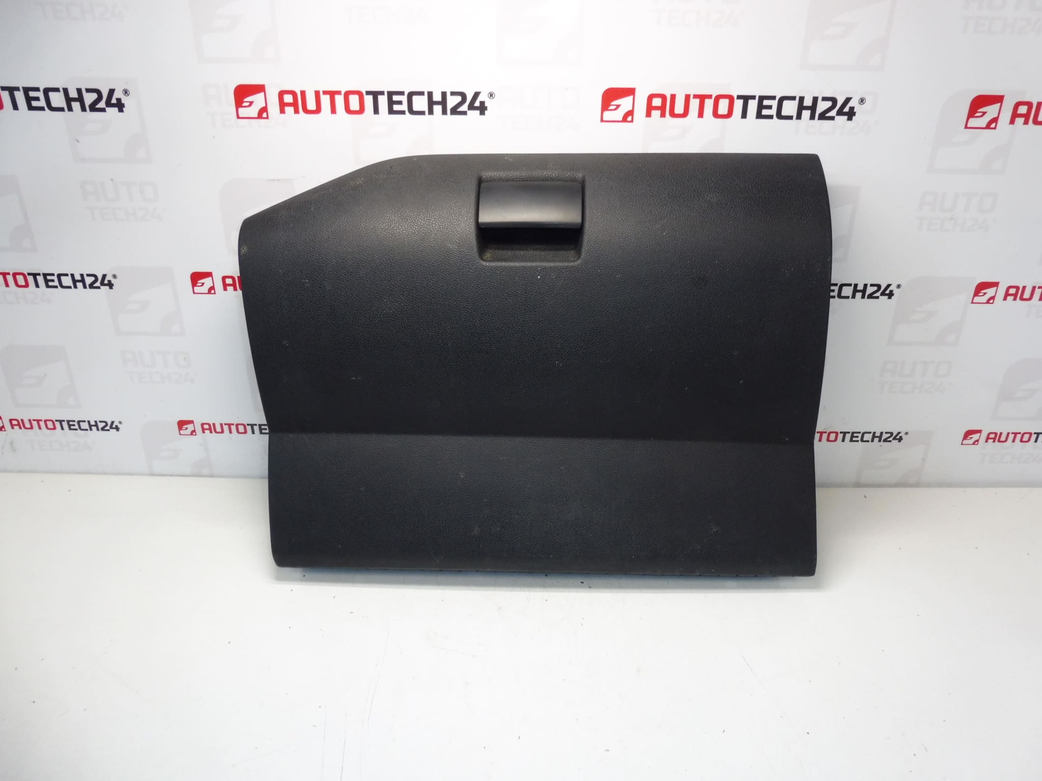 Citroën Berlingo III Peugeot -kumppani III 9680941977 8226VY