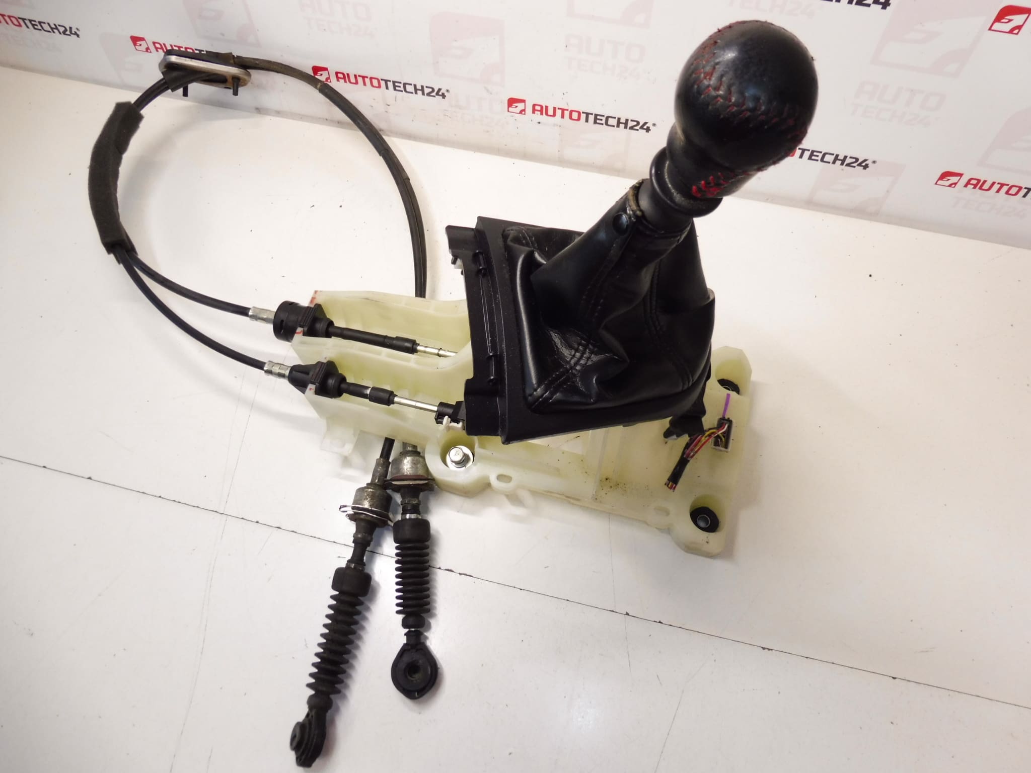 joissa on sarja siirtyvää Citroën Peugeot 2400FS 2444G