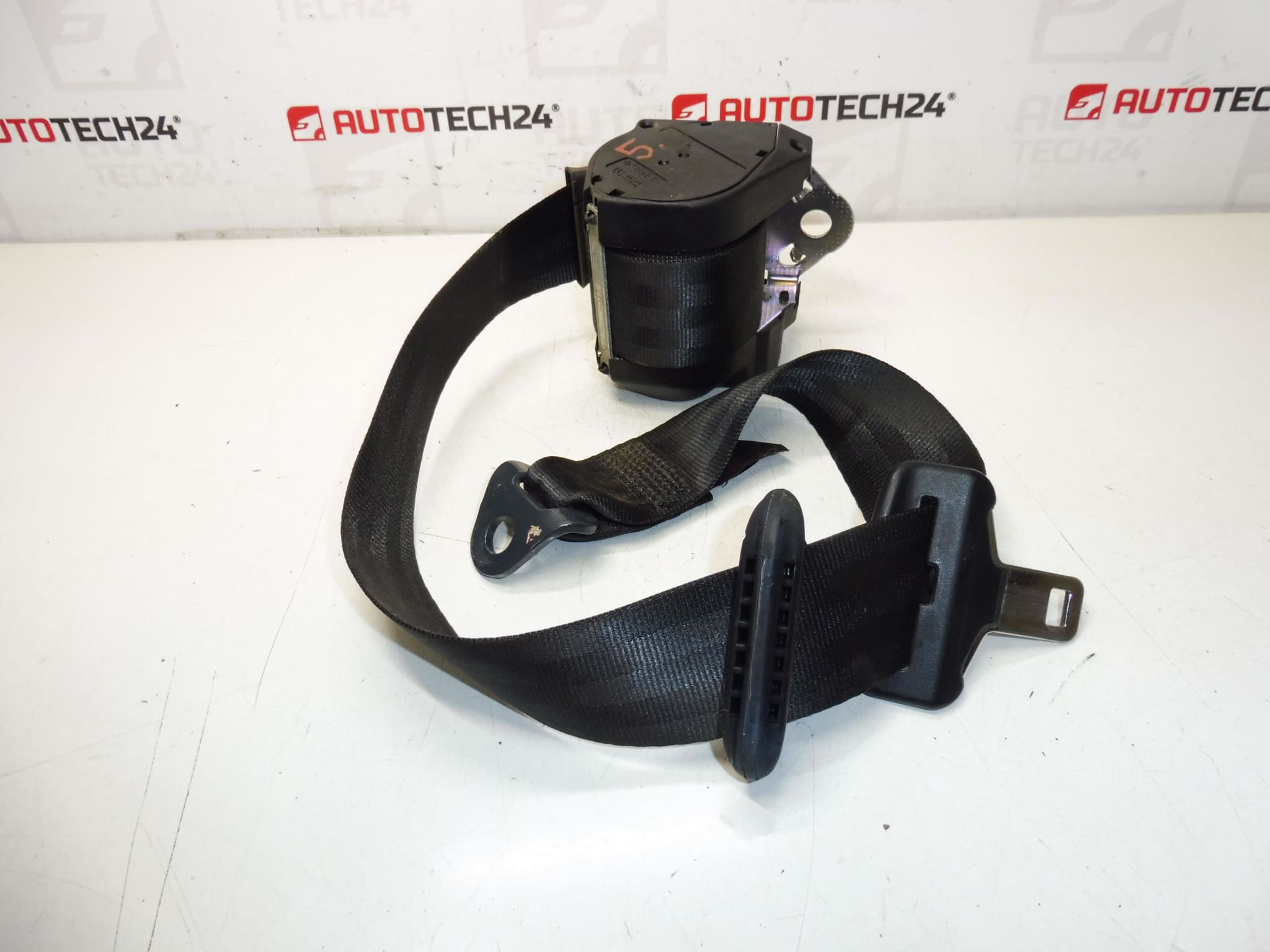 Oikea takavyö Citroën Peugeot 8973yn