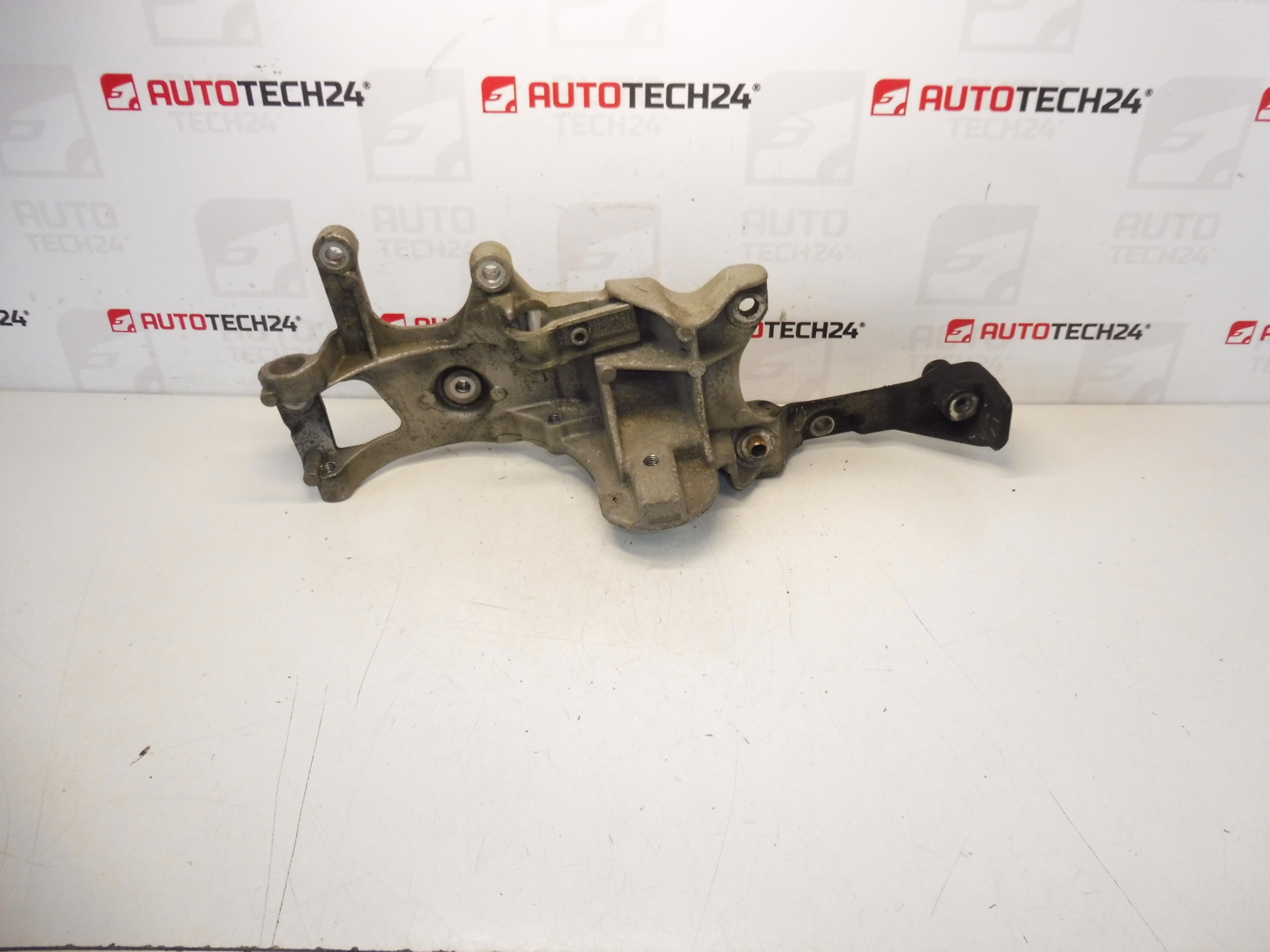 Citroën Peugeot Laturi ilmastointilaitteen kompressorin pidike 9688628680 5706N7