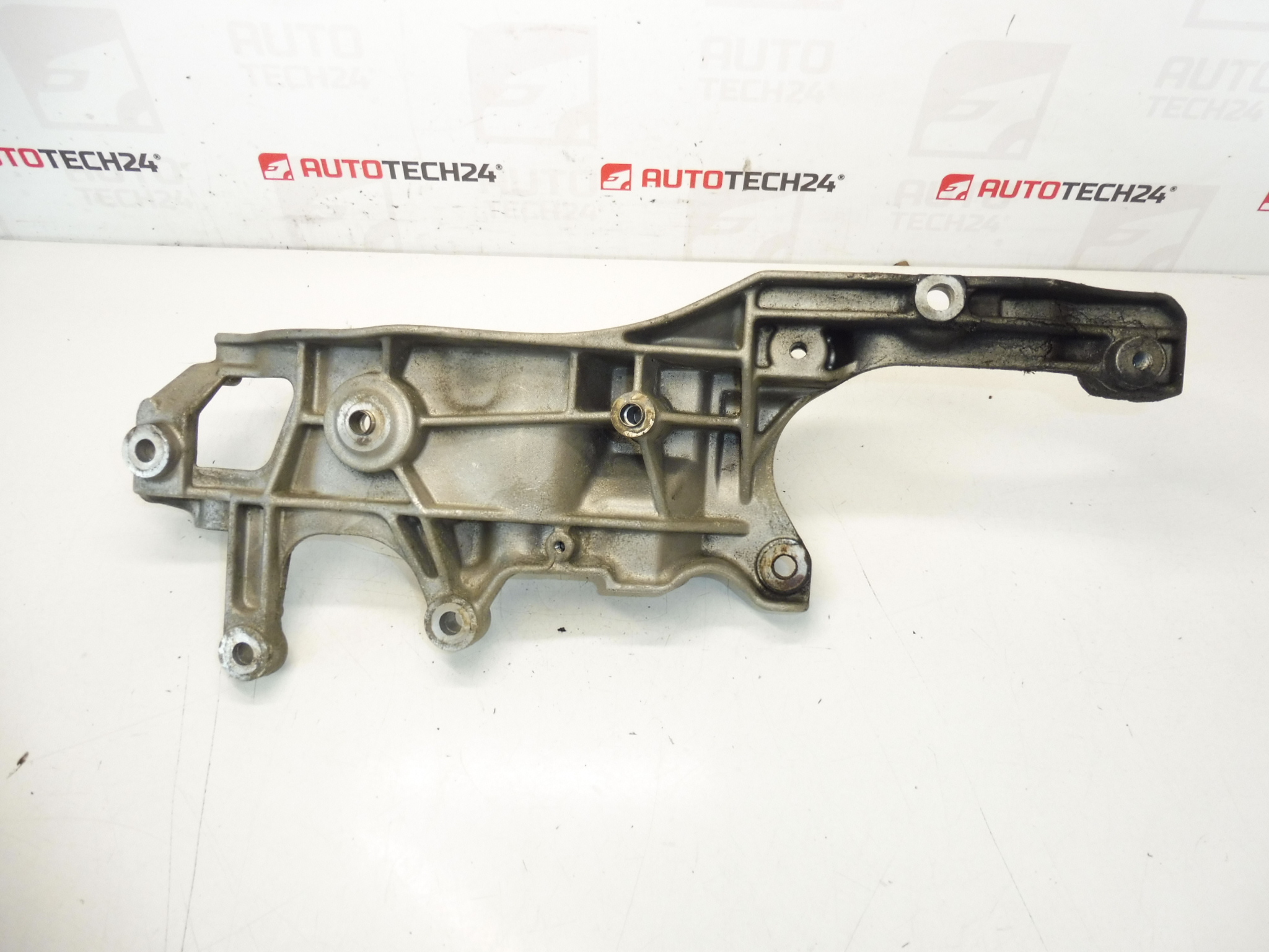 Citroën Peugeot Laturi ilmastointilaitteen kompressorin pidike 9688628680 5706N7