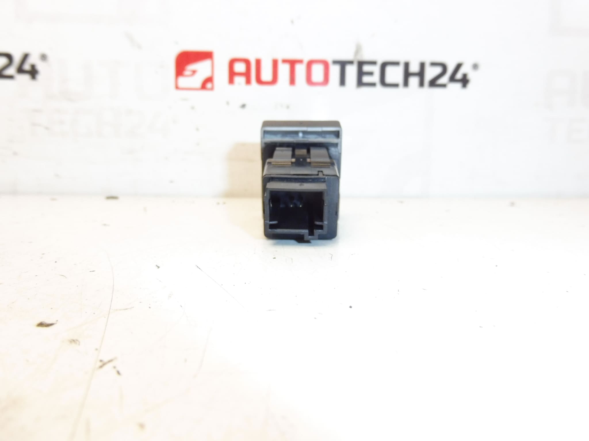 Keskuslukitusohjain Peugeot 3008 5008 96652390ZD 6490Z3 - Image 2