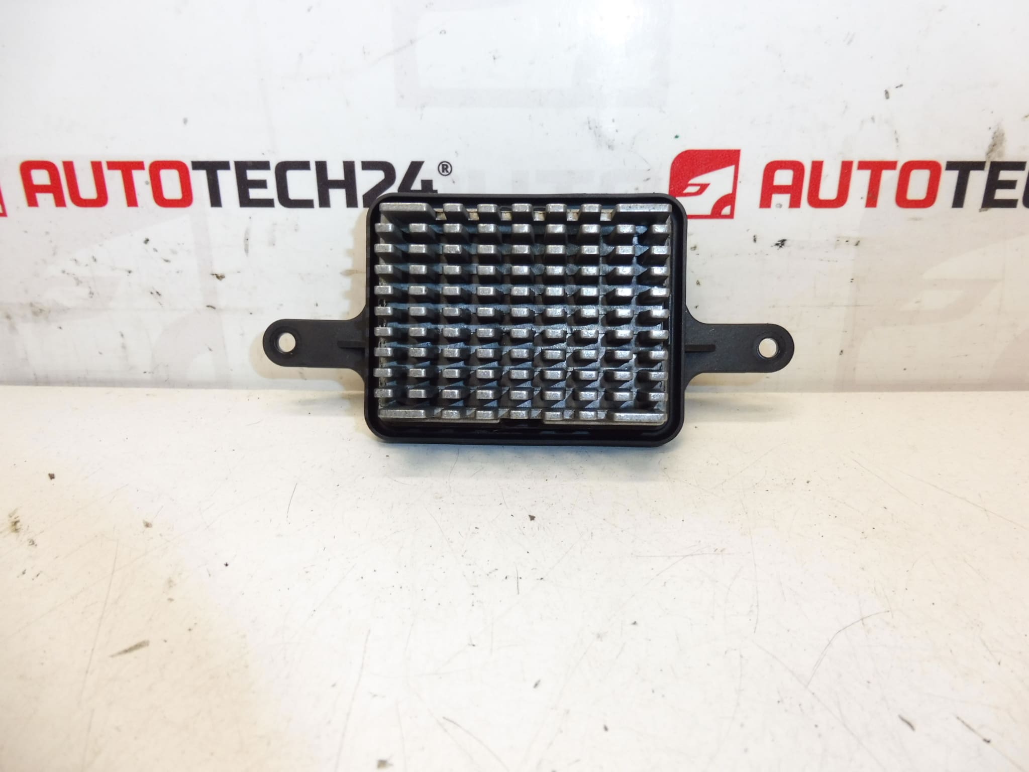 Peugeot 3008 5008 lämmittimen tuulettimen ohjausmoduuli P7708004 6441CQ