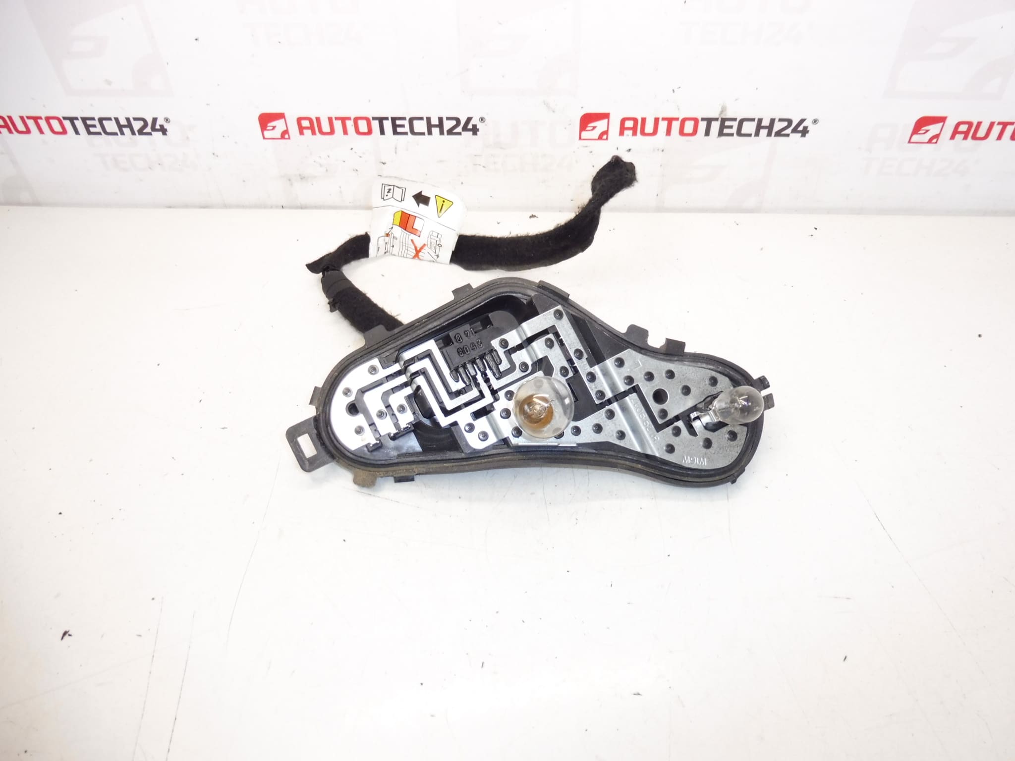 Peugeot 3008 polttimokanta 9805510580