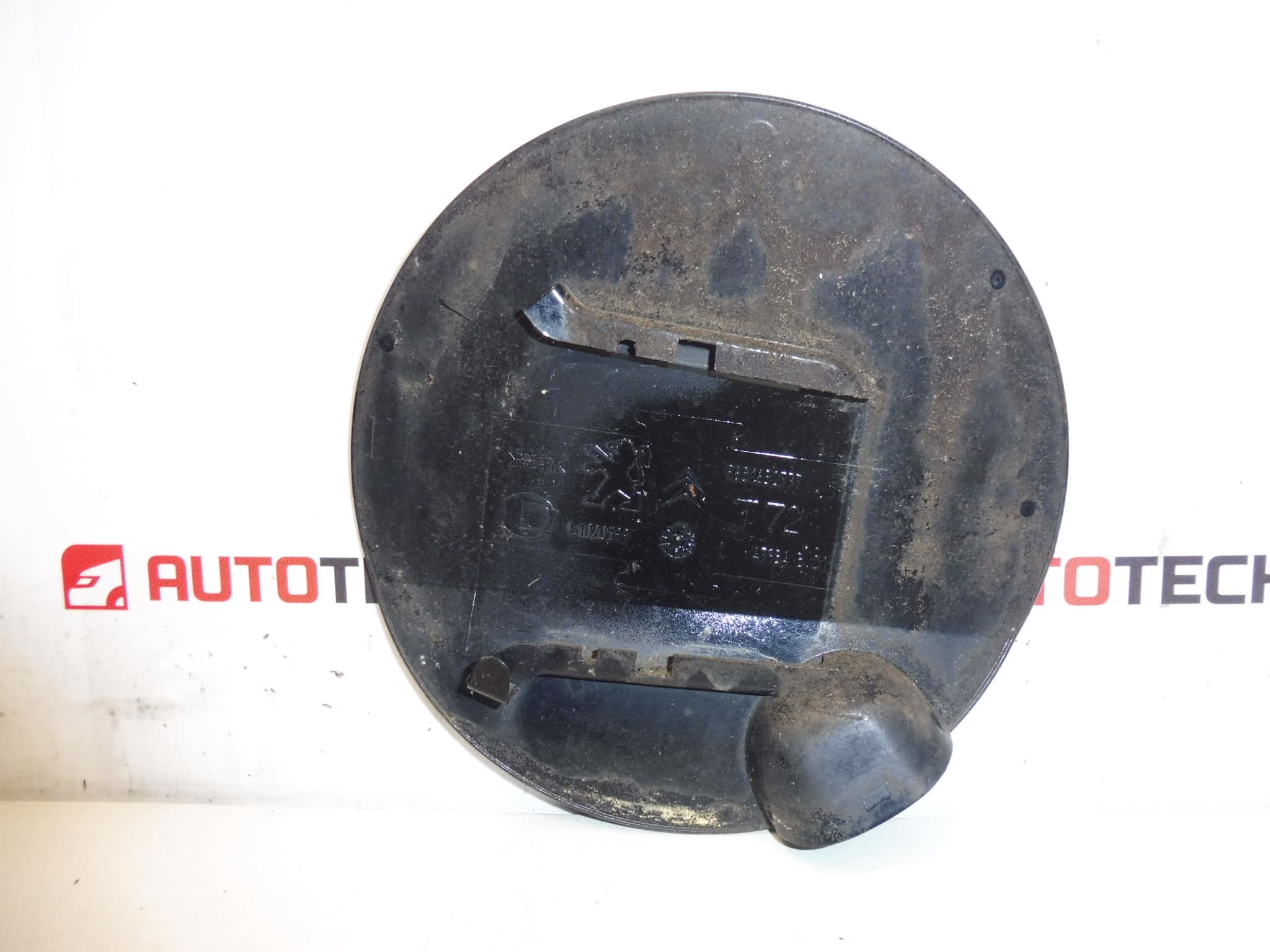 Polttoainesäiliön täyttöaukon kansi KTVD Peugeot 308 9681632777 1517G5 - Image 2