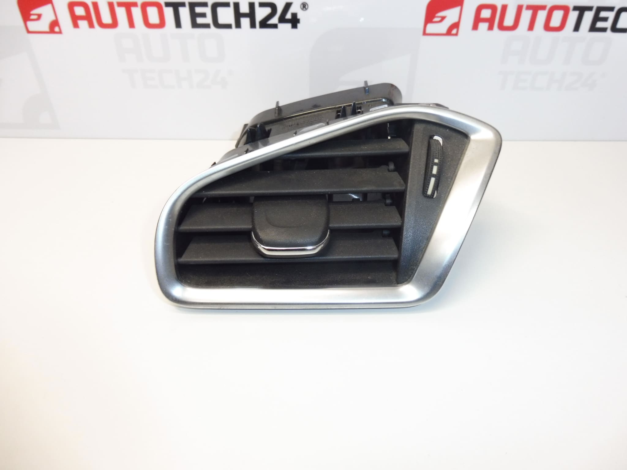 Vasen tuuletussäleikkö Citroen C4 II B7 ja DS4 9671332377 8247S2
