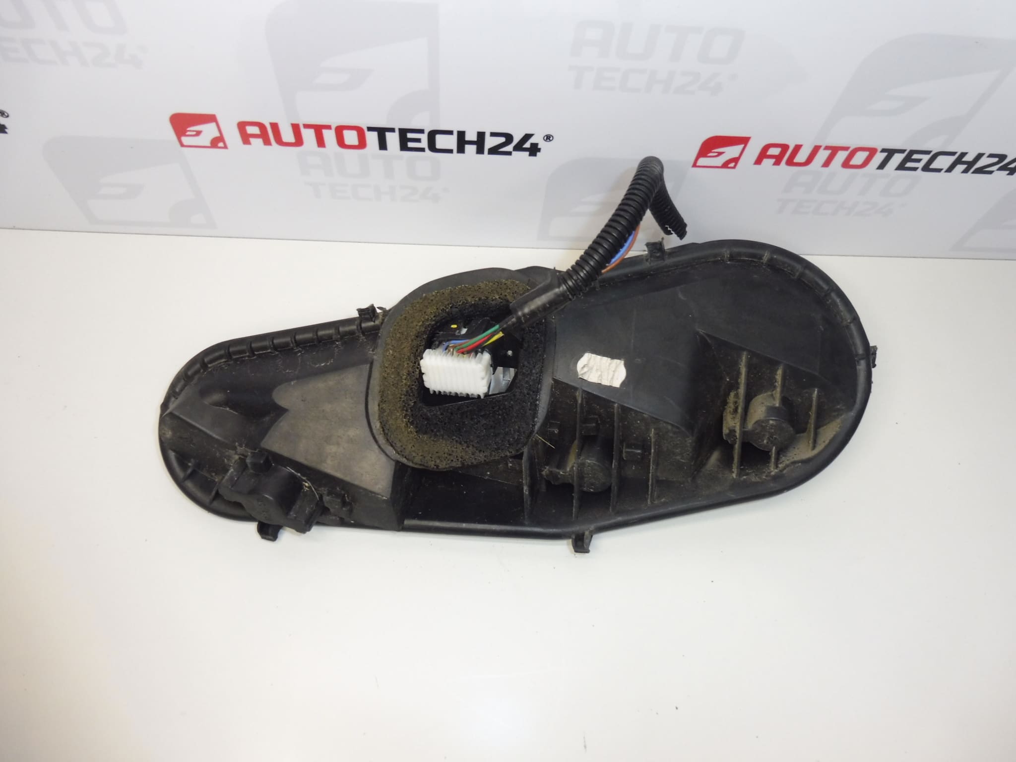 Citroën C1:n ja Peugeot 107:n oikean takavalon polttimon kanta 1607990780 - Image 2