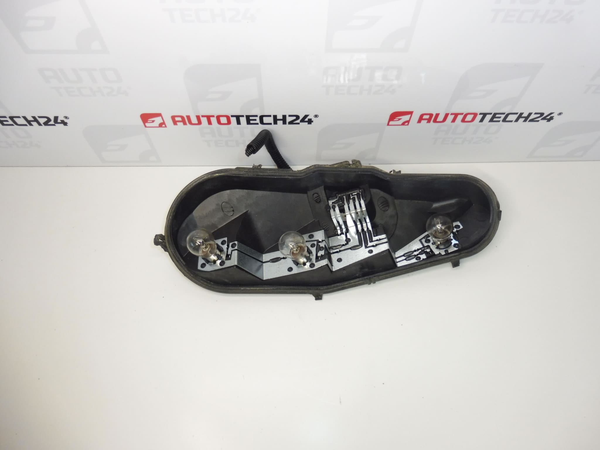 Citroën C1:n ja Peugeot 107:n oikean takavalon polttimon kanta 1607990780