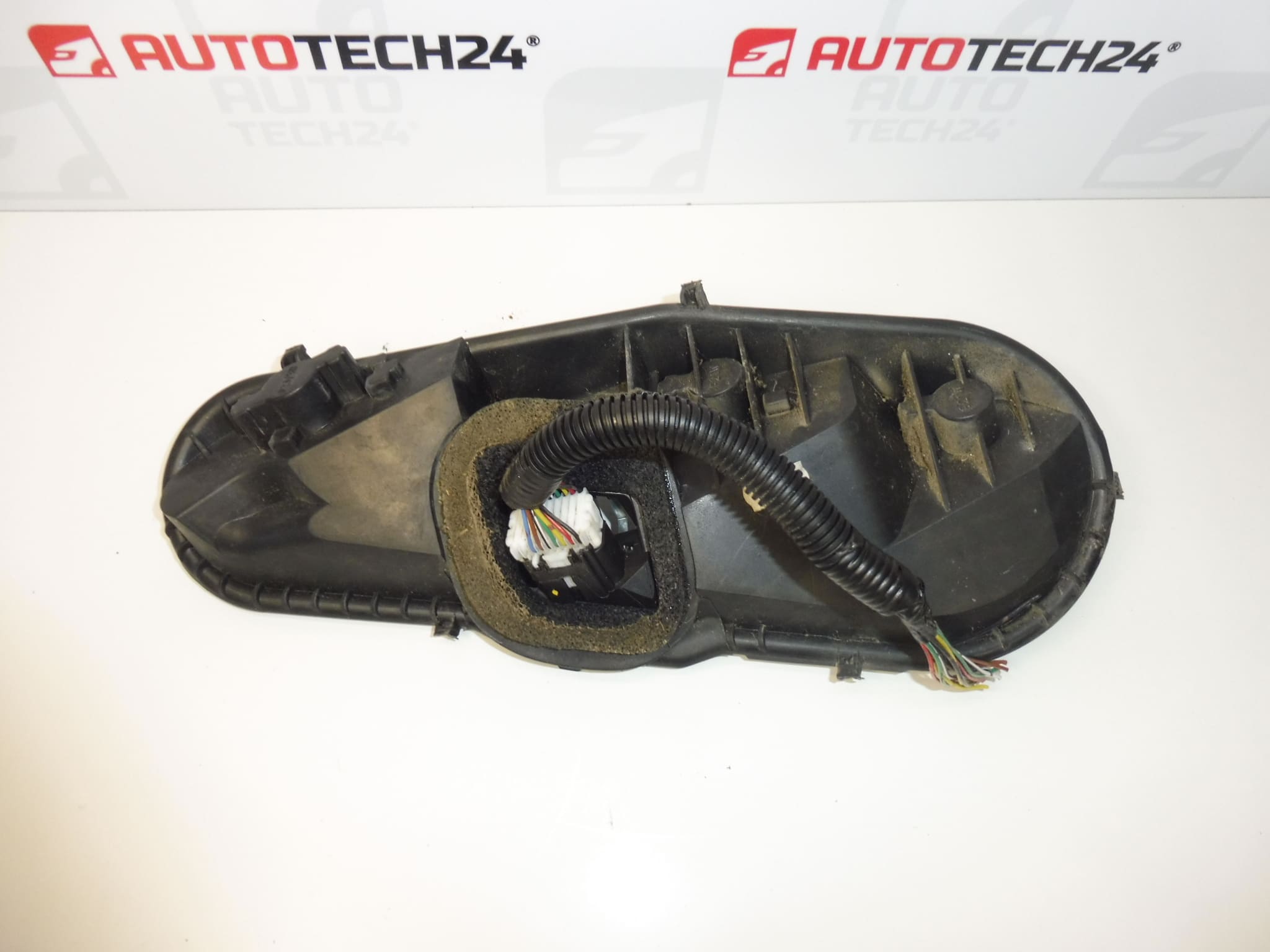 Citroën C1:n ja Peugeot 107:n vasemman takavalon lampunkanta 1607990980 - Image 2