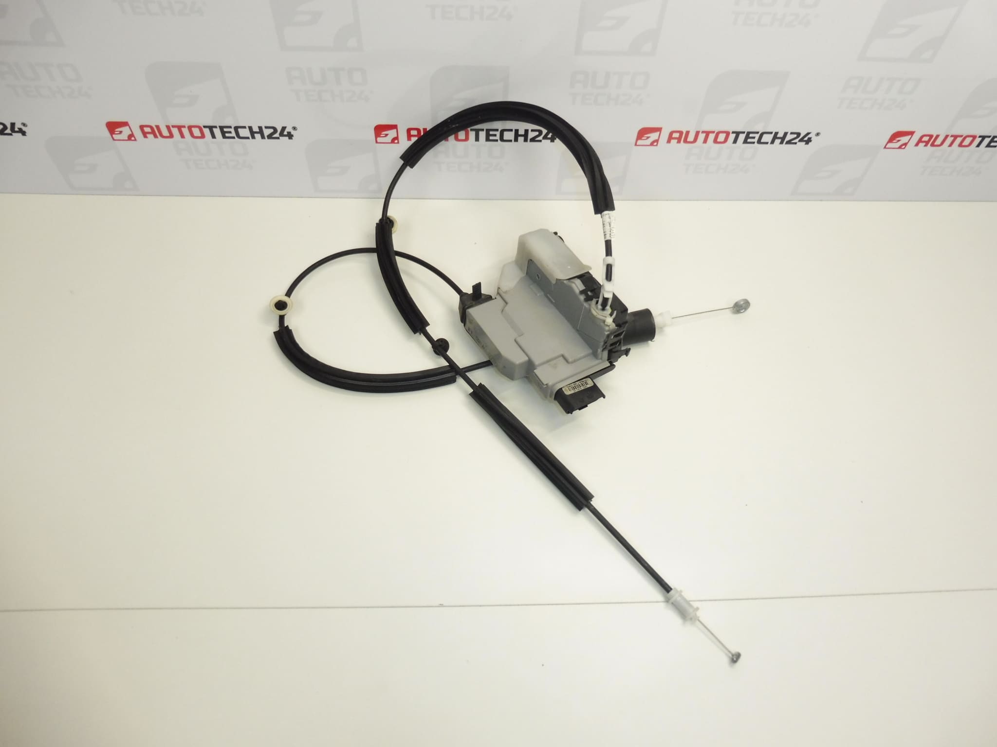 Kuljettajan takana olevan oven lukko Citroën Peugeot 9824358680